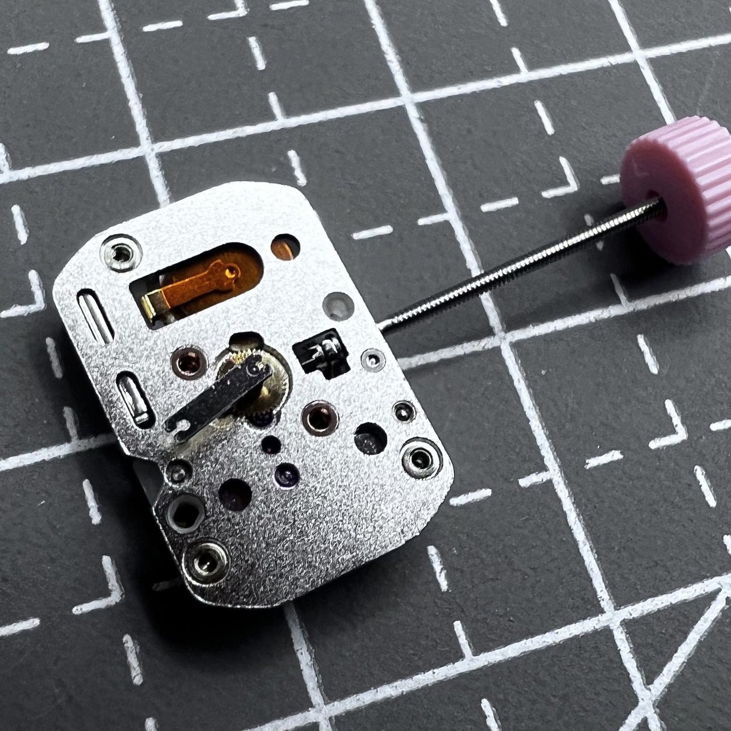 Quarzwerk Ronda 1032 732 watch movement with high hand pin HCP1 for precise timekeeping.
