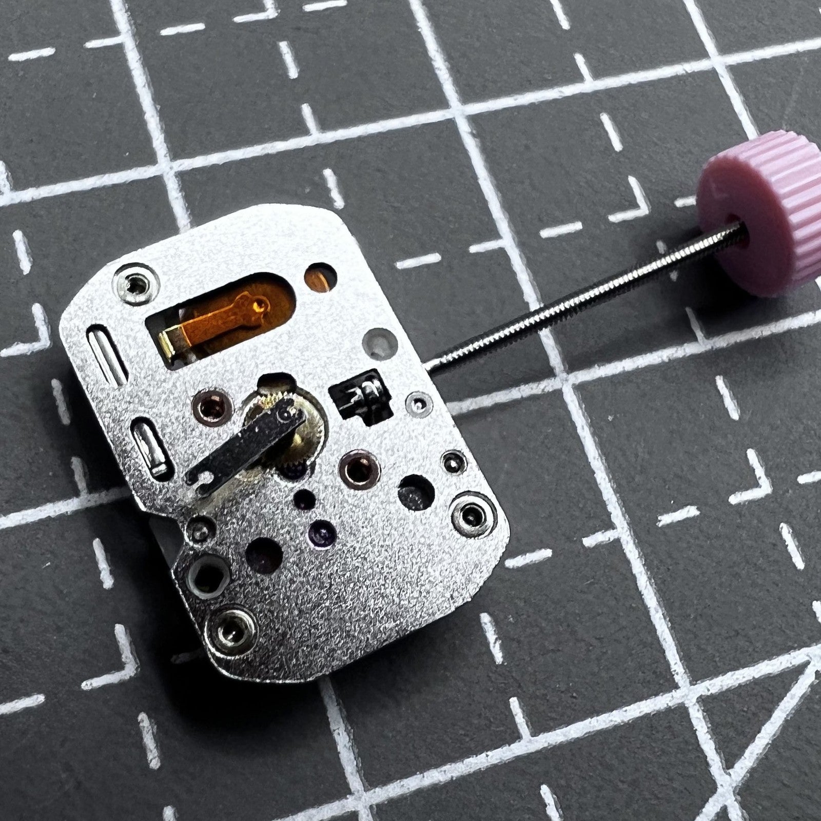 Quarzwerk Ronda 1032 732 watch movement with high hand pin HCP1 for precise timekeeping.