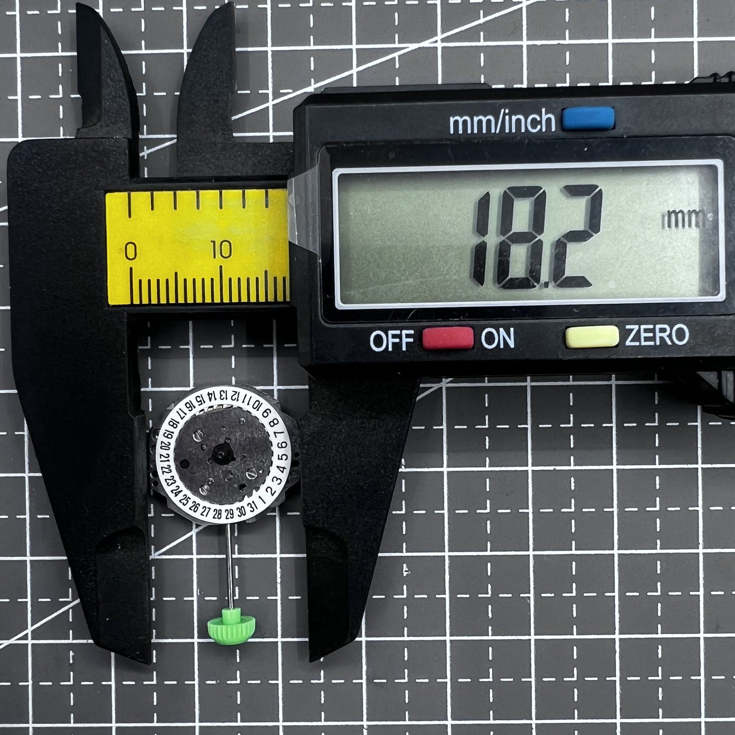 Japan Miyota Quarzwerk 4T13 Uhrwerk mit 3 Zeigern und Einzelkalender bei 6 Uhr f�r pr�zise Zeitmessung