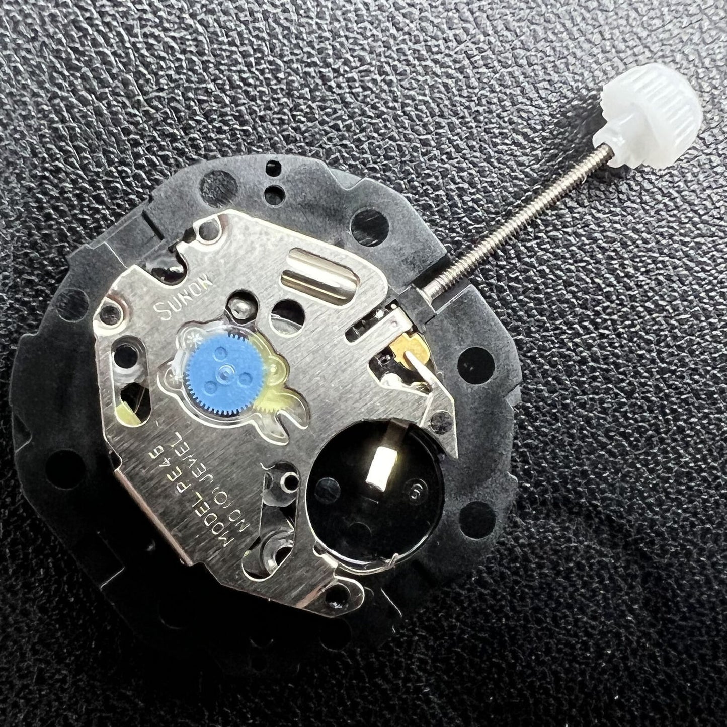 Sunon PE46 quartz watch with 2 hands and date window at 3 o'clock, perfect for daily wear.