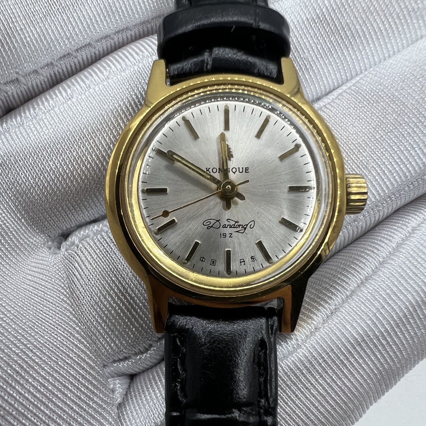 Kongque 27mm silver dial watch with golden markers, manual mechanical movement, 19 jewels, elegant design.