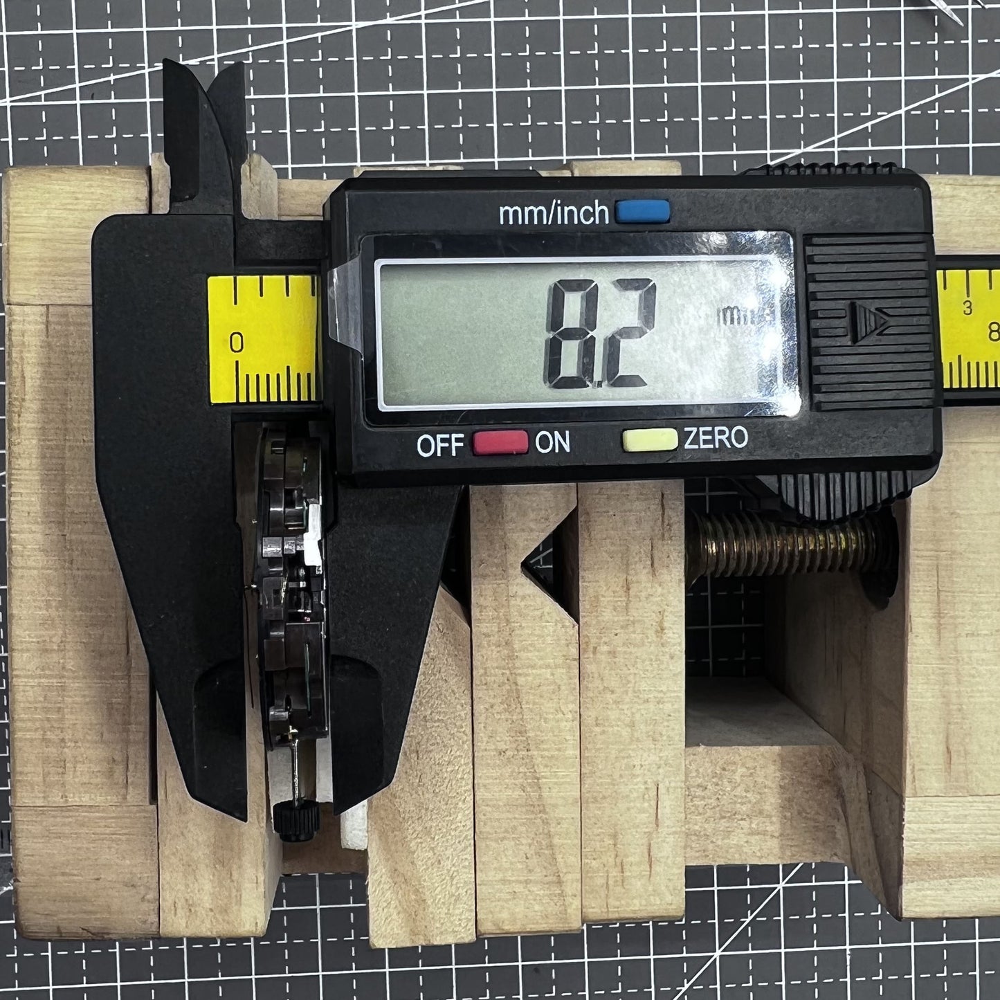 Quarzuhrwerk ETA G10.711 mit 6 Zeigern und Datum bei 4 Uhr, Ersatz f�r G10.712 Uhrwerk.