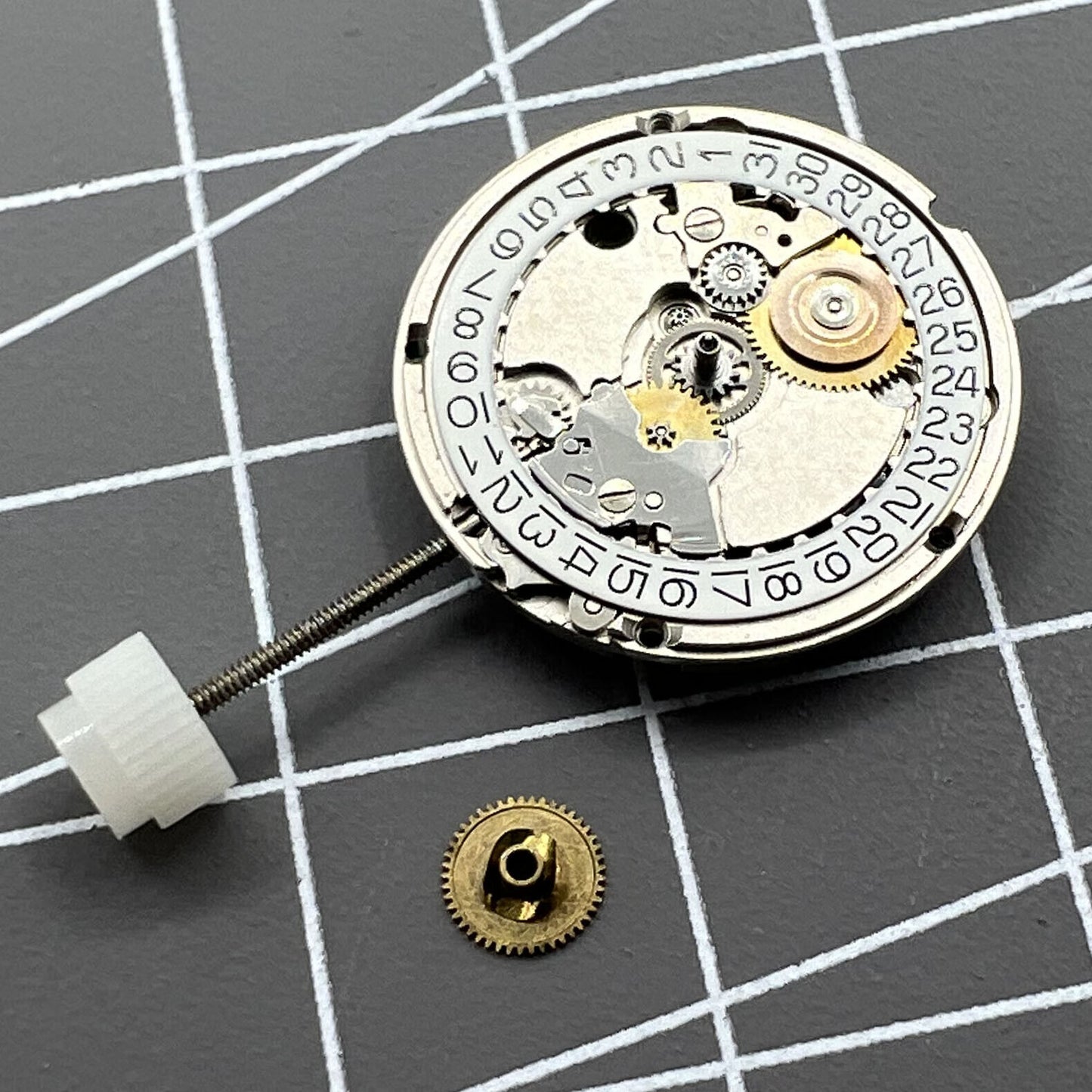 ETA556.115 Swiss Made quartz movement showing 3 hands and date window at 3 o?clock for precise timekeeping and reliability.