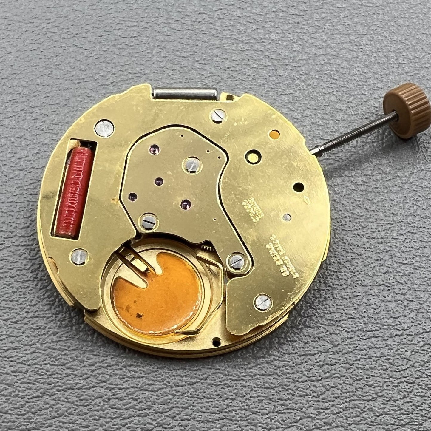 Schweizer Ronda 6004d 6004.D Quartz Uhrenbewegungsdatum bei 3