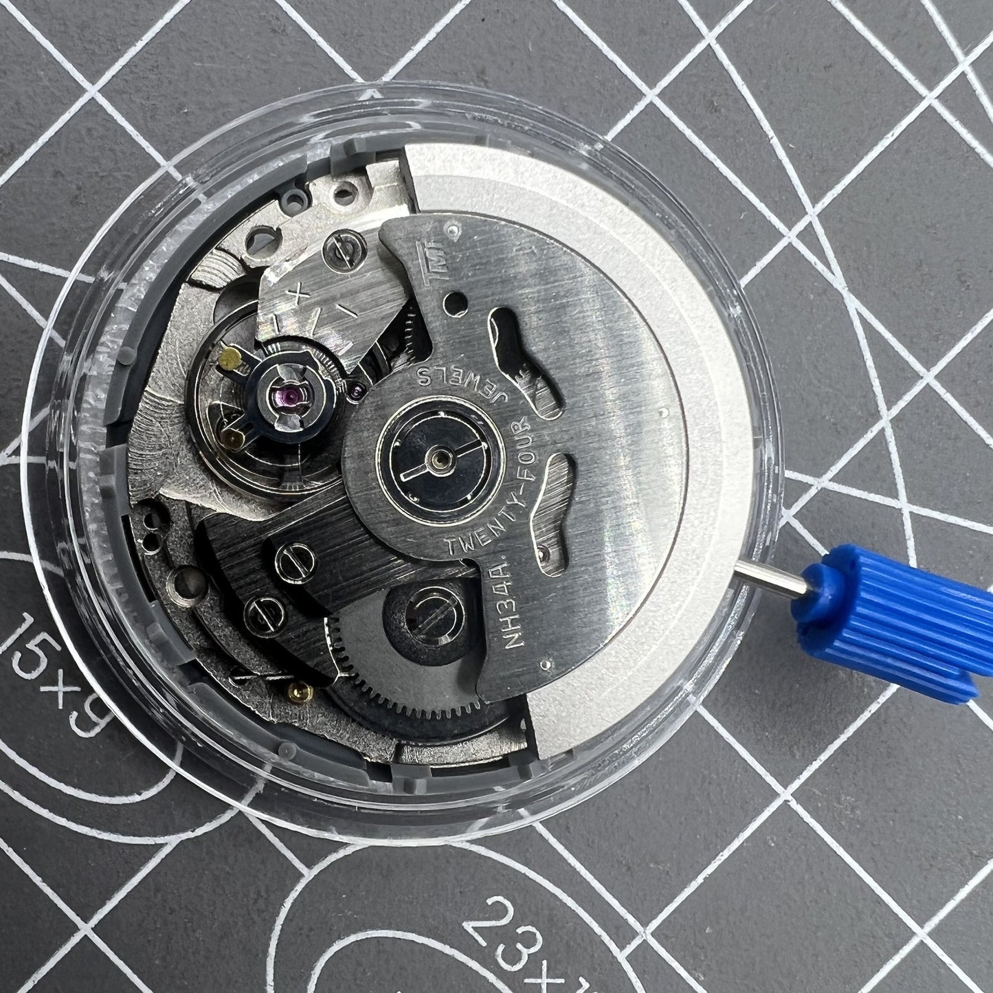 Automatisches NH34 GMT Uhrwerk mit schwarzer Scheibe arabische Zahlen Sekundenstopp