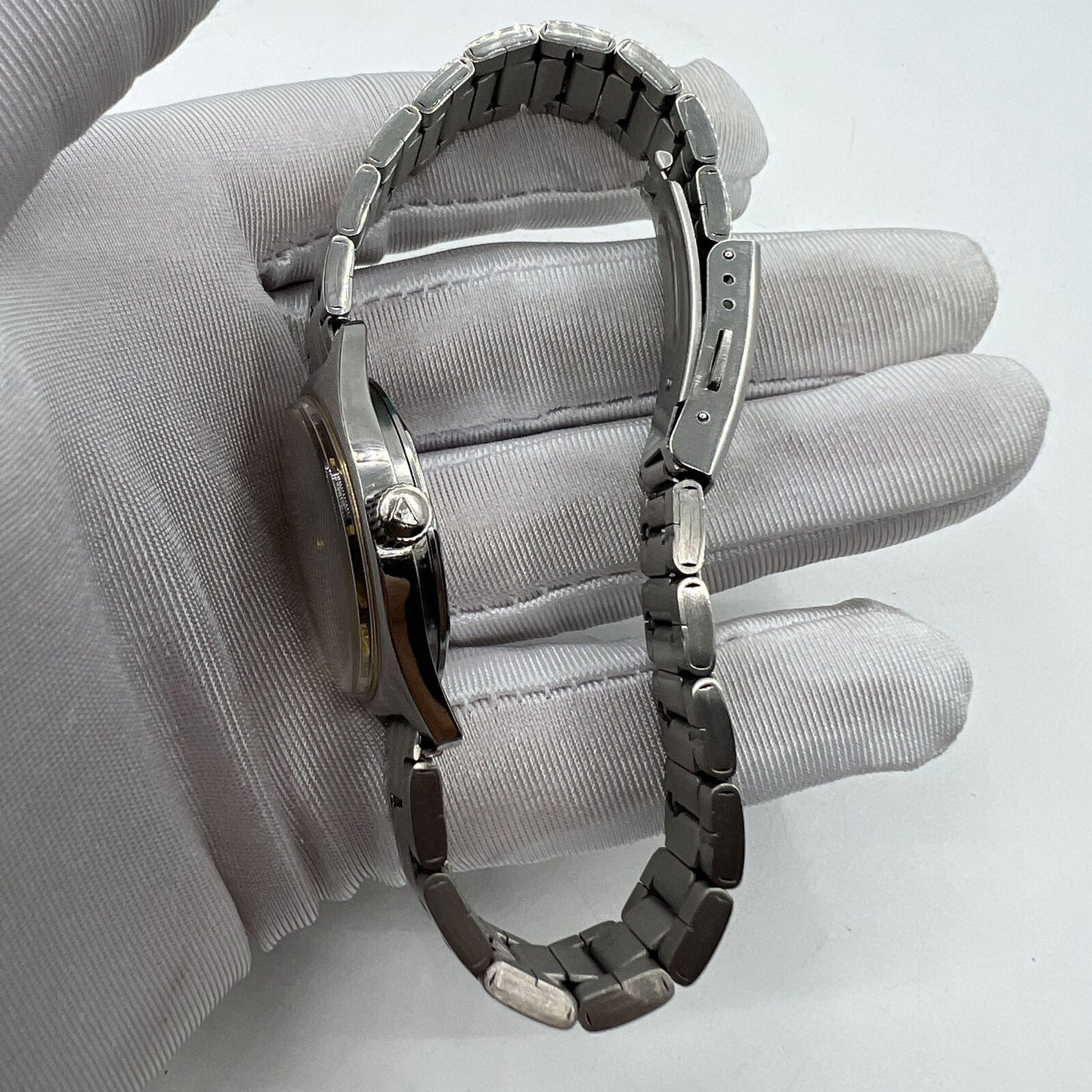 Chinese Taihang 32mm manual watch with black dial, golden markers, 17-jewel precision movement for classic style