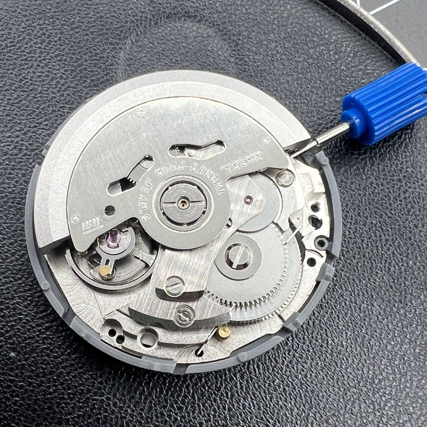 Seiko Automatikwerk NH35A mit schwarzem Zifferblatt und Datum bei 6 Uhr, 24 Rubinlager.