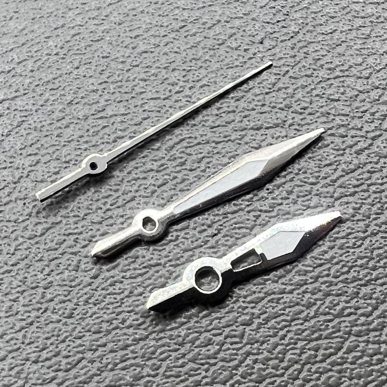 Silver-trimmed green lume arrow hands set for Ronda 515, ideal watch upgrade parts.