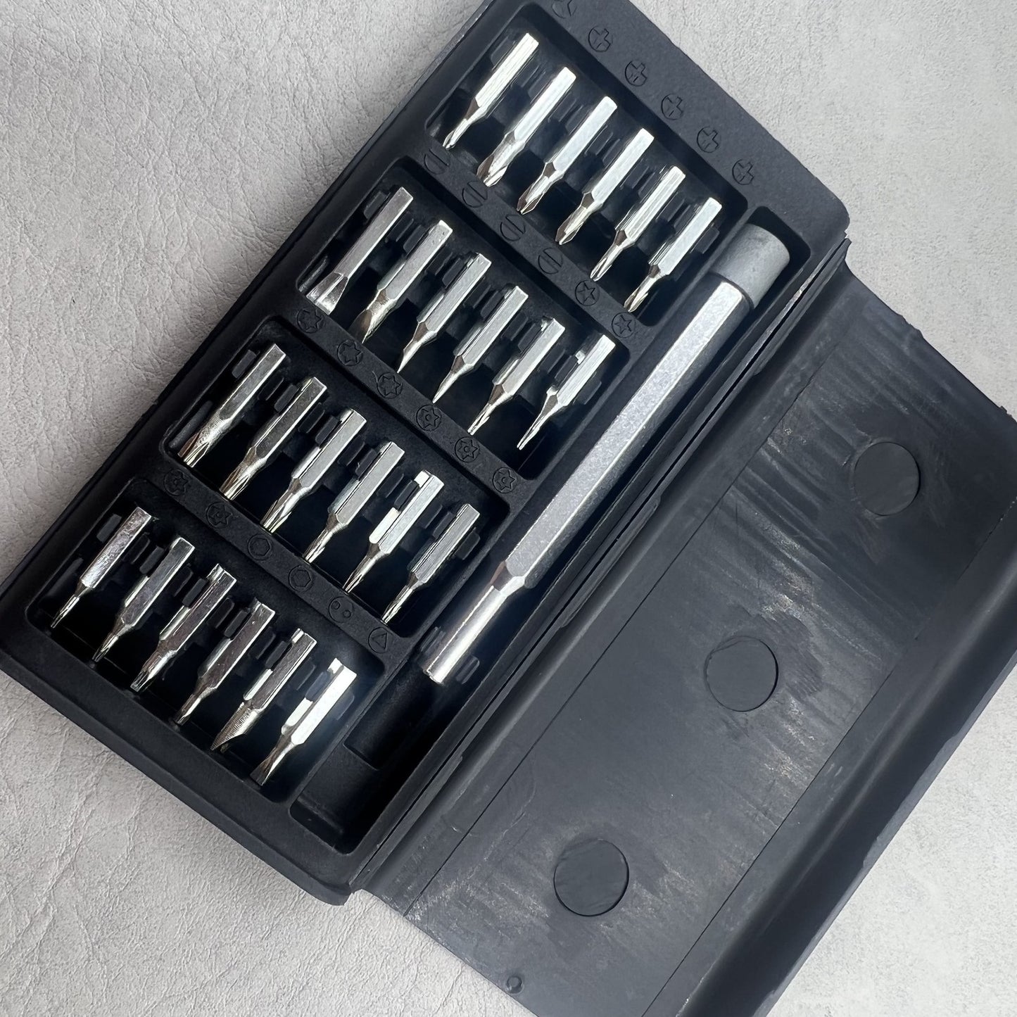 Pr�zisions-Multitool Schraubendrehersatz 24 in 1 aus Legierung mit magnetischen Bits f�r Uhrzubeh�r-Reparatur von