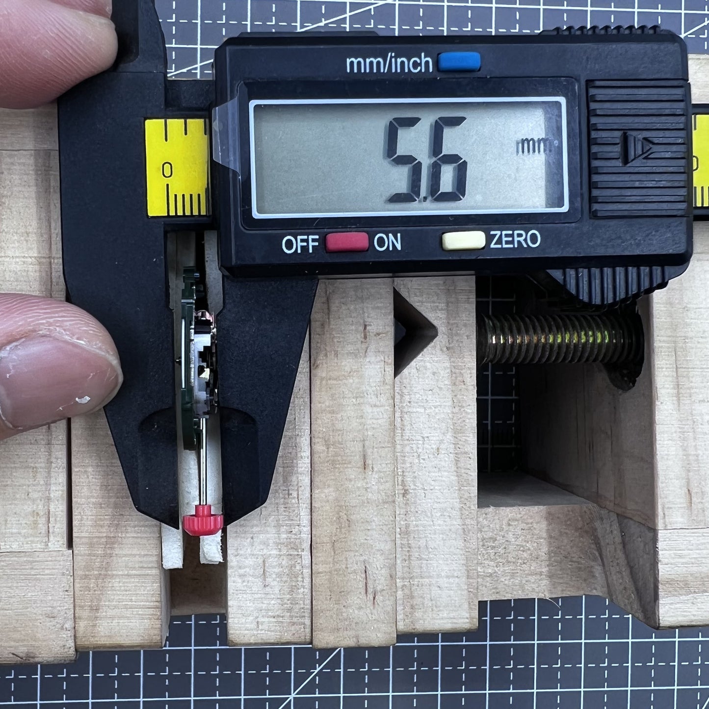 Miyota 2353 Quarzwerk Uhrwerk mit 3 Zeigern und gro�er Datumsanzeige bei 3 Uhr, pr�zise und zuverl�ssig.