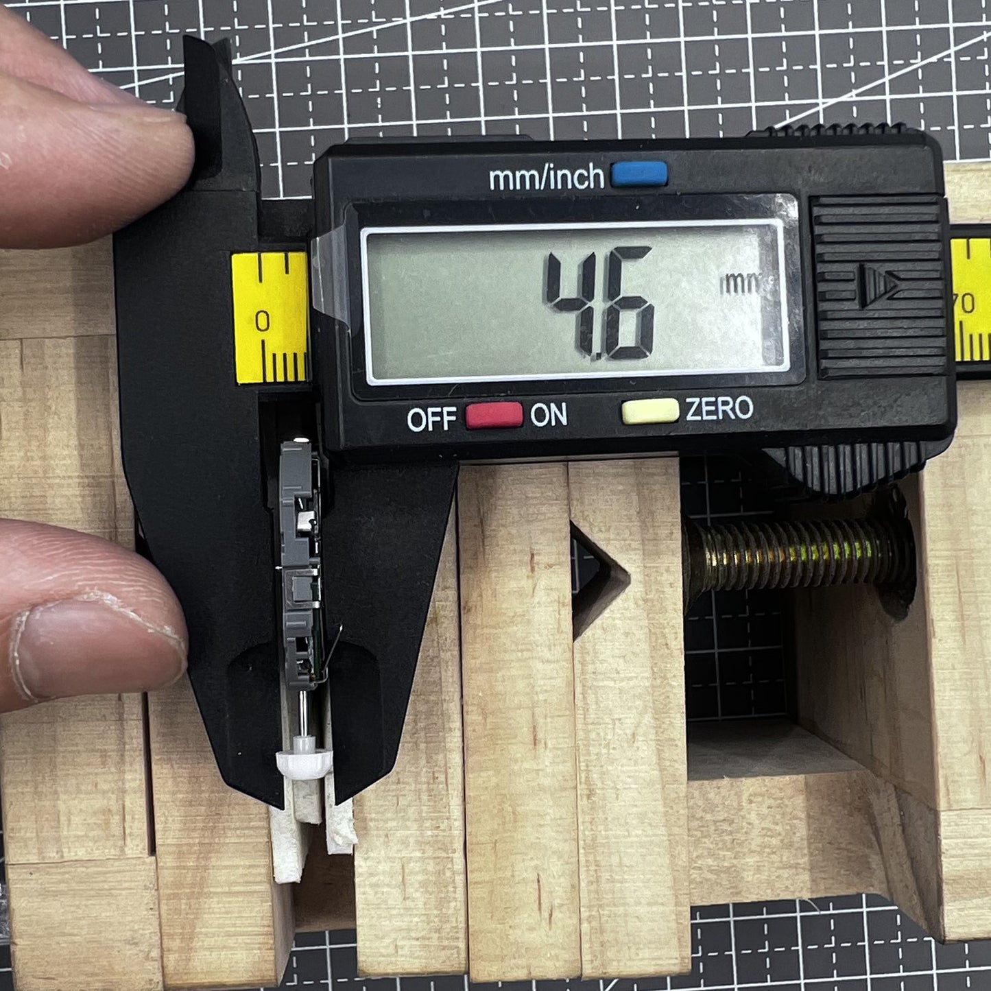 Japan Miyota T480 quartz watch movement with 3 hands and display screen for accurate timekeeping.