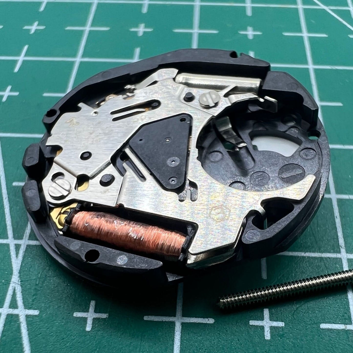 Hattori Epson TMI VX12 quartz watch movement with date at 3 o'clock, precise and reliable mechanism