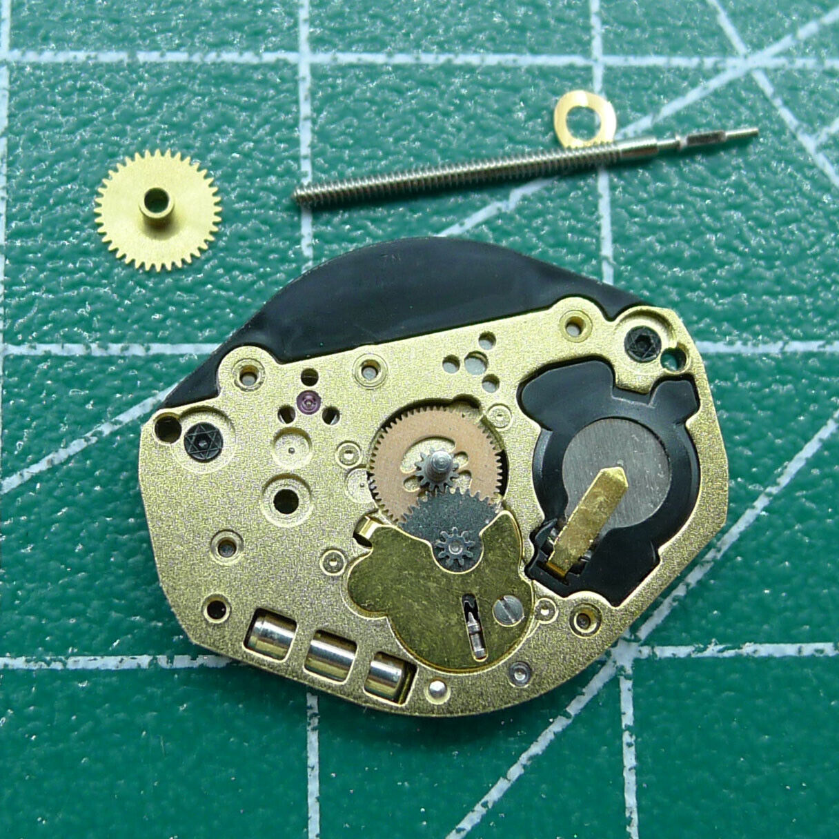 Swiss Made Ronda 1062 quartz watch movement with 2 hands for accurate timekeeping in watch accessories.