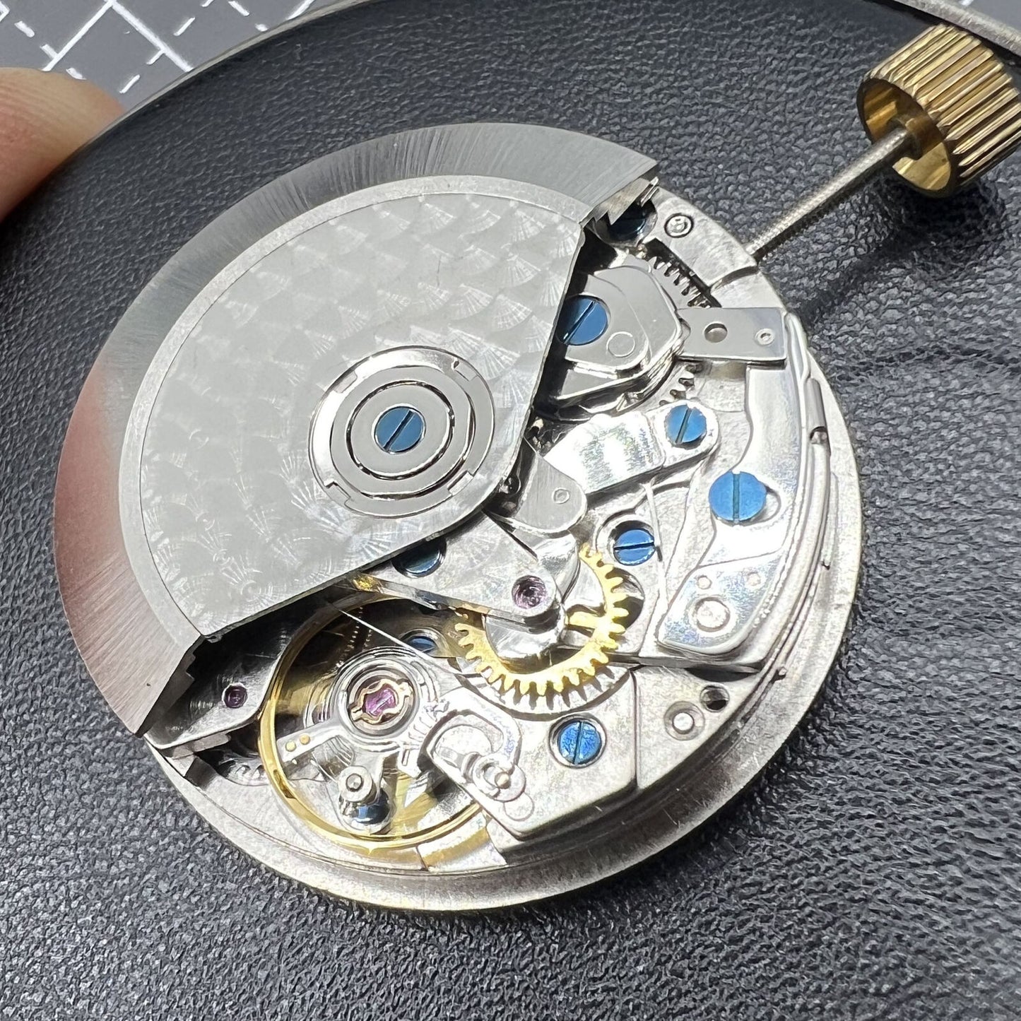 Dandong 7753 automatic watch movement with small second dial at 9 o'clock for precise timekeeping.