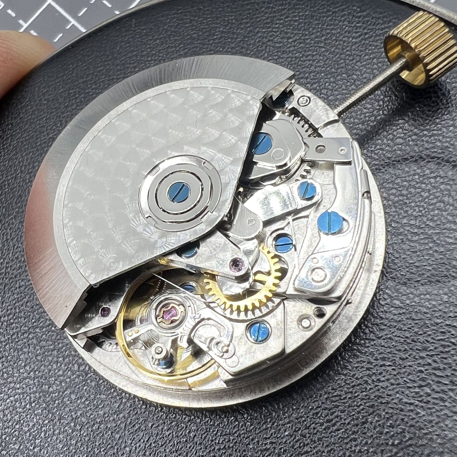 Dandong 7753 automatic watch movement with small second dial at 9 o'clock for precise timekeeping.