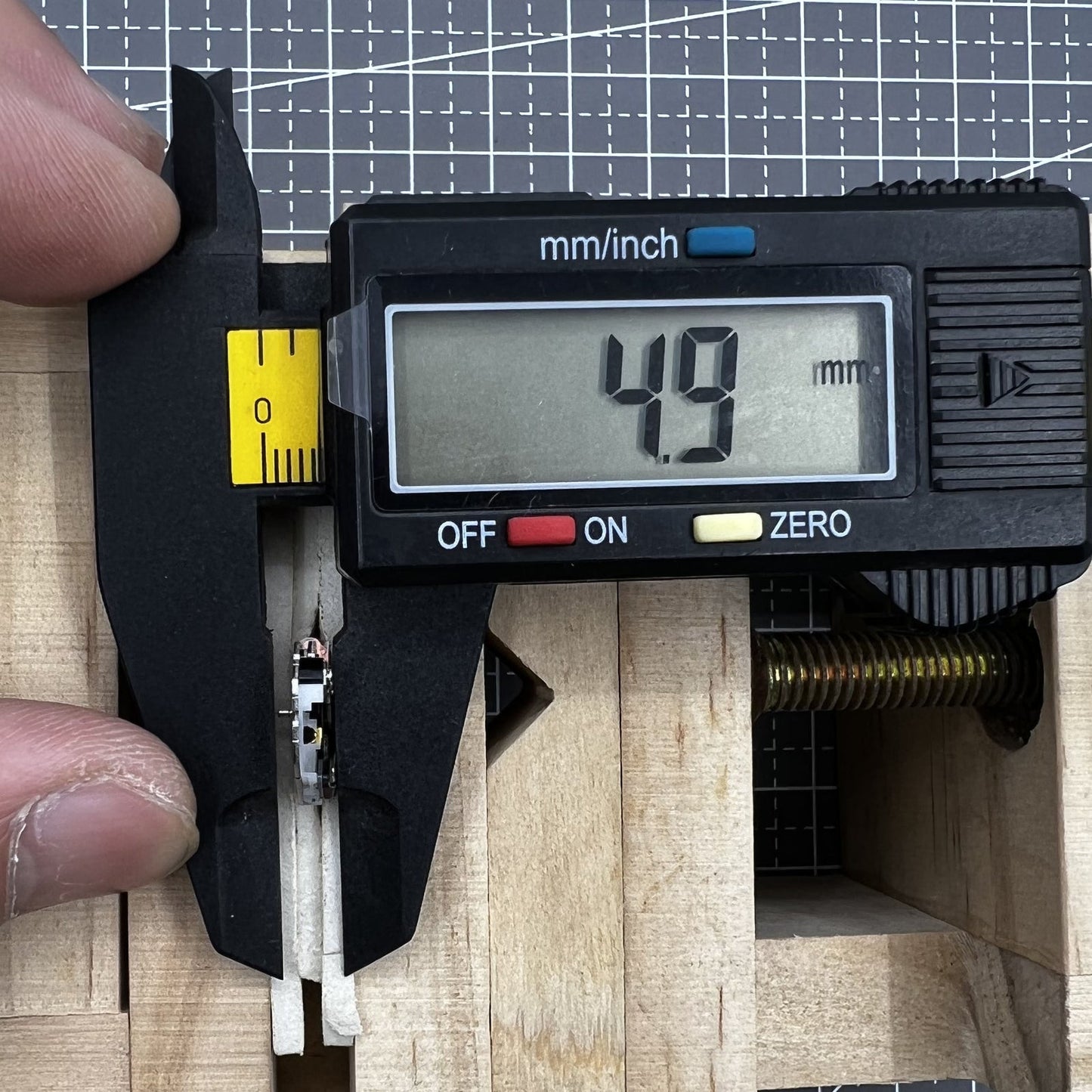 Miyota Quarzwerk 2036 watch movement with HCP stem, precise timekeeping component for watch repair.