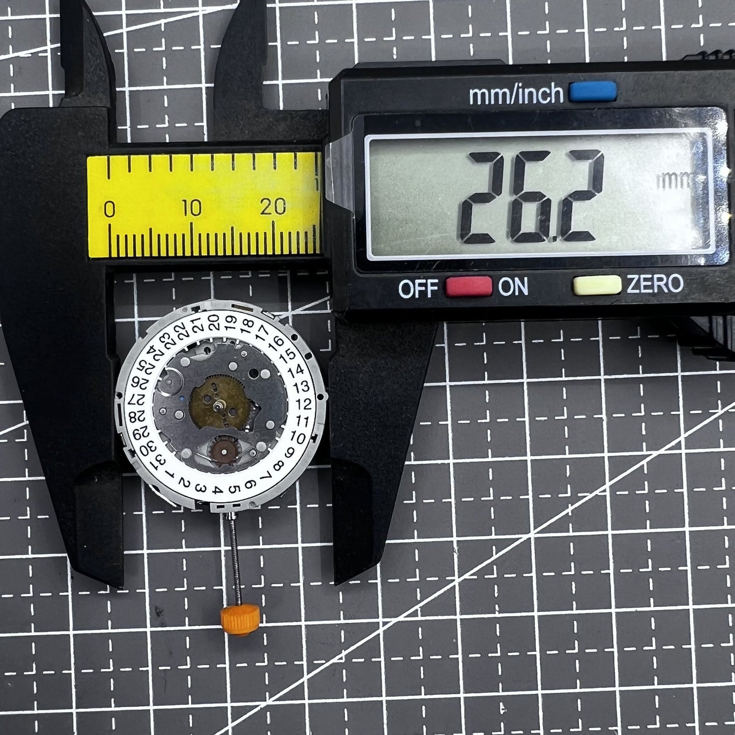 Multifunctional M921 quartz watch with three hands and small seconds at 2, 6, 10