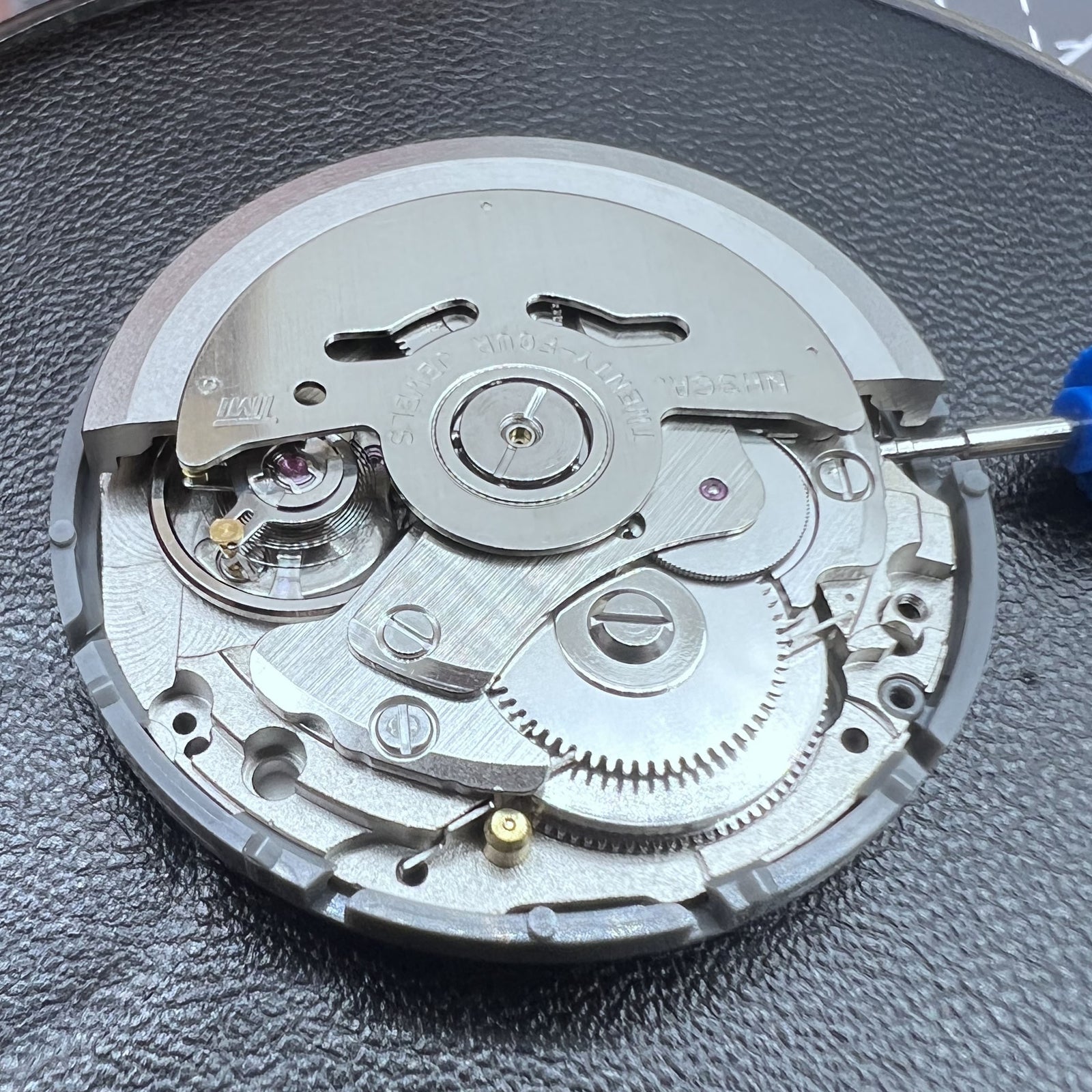 Seiko NH36 Automatik Uhrwerk mit schwarzem Zifferblatt und goldener Schrift, mechanisches Uhrzubeh�r.