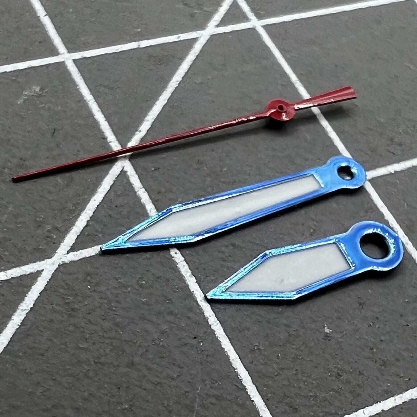 Aiguilles de montre 12,5 mm bleu et rouge avec luminescent vert pour mouvement à quartz Ronda 515 