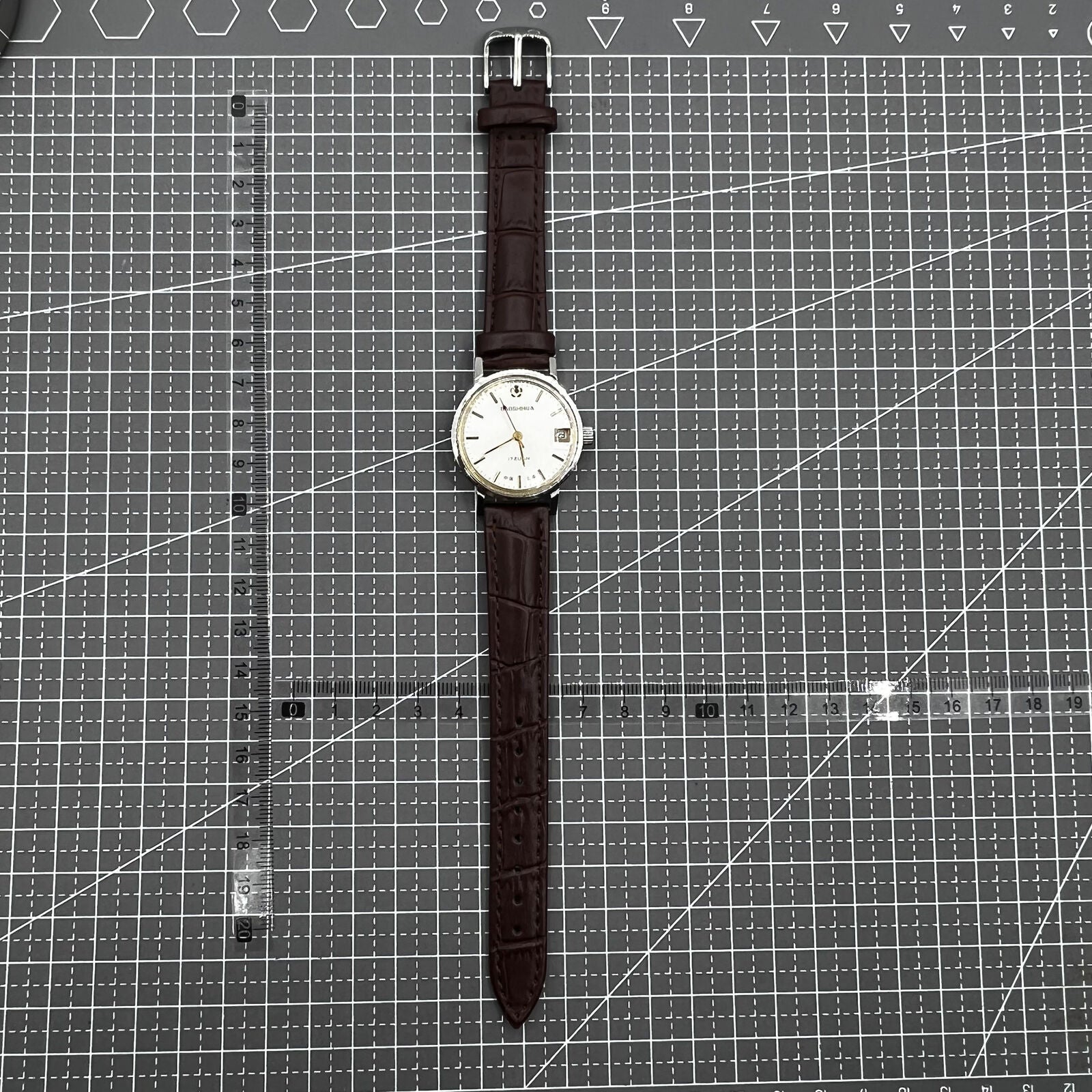 33mm Shanghai manual mechanical watch with single calendar, 17 jewels, shock-resistant design by Shanghai.