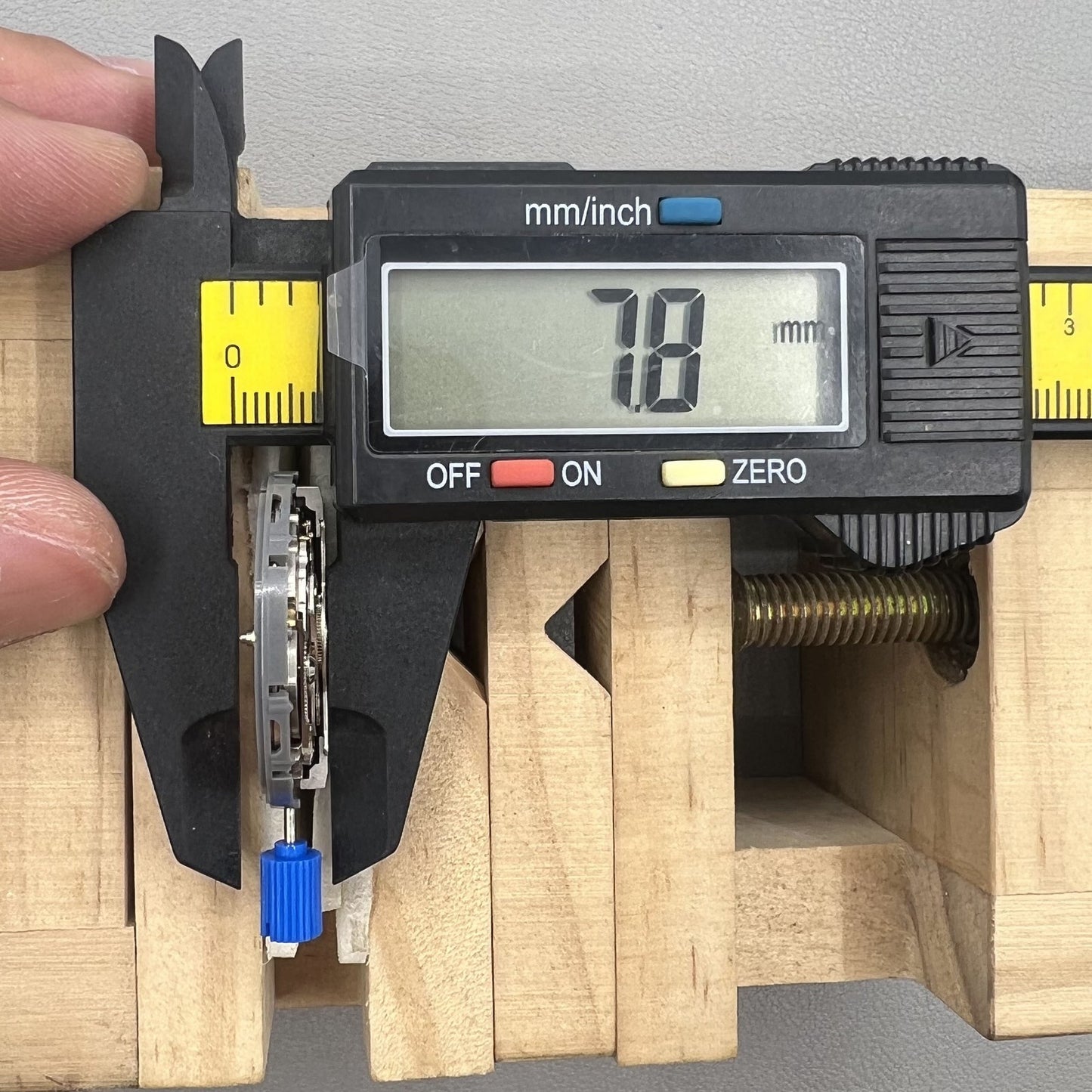 Automatik Uhrwerk Seiko NH34 GMT Mechanisch mit Sekundenstopp und rotem Rad