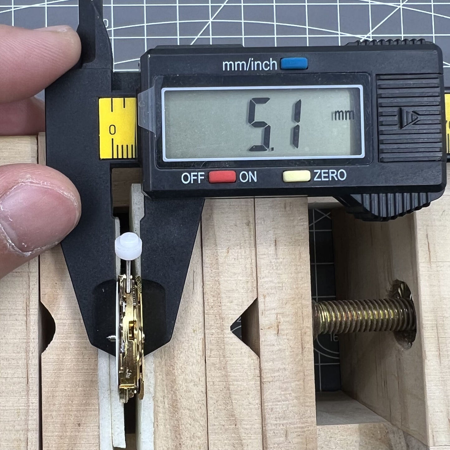 DG2813 MINGZHU automatic watch movement showing golden 3-hand design for precise timekeeping.