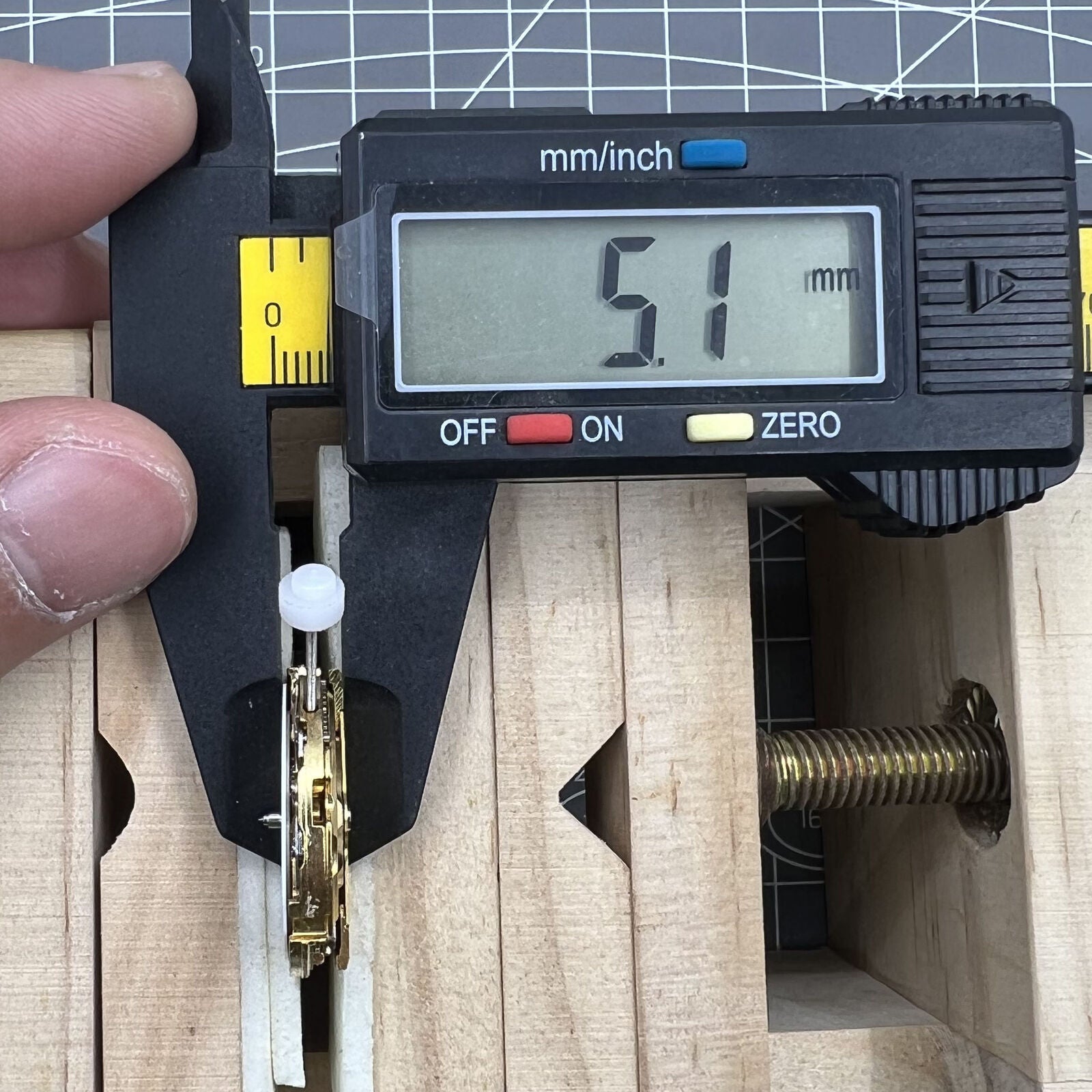 DG2813 MINGZHU automatic watch movement showing golden 3-hand design for precise timekeeping.