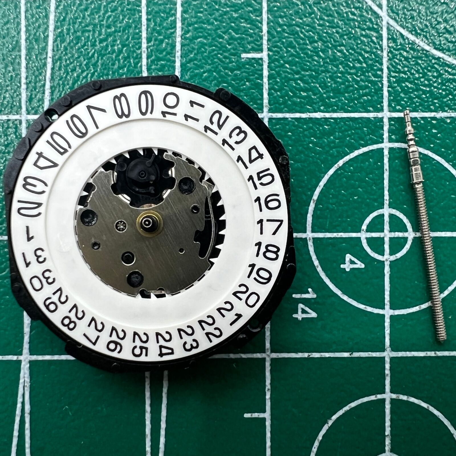 Hattori Epson PC32 quartz watch movement with 3 hands and date at 3, Japan made for watch accessories.