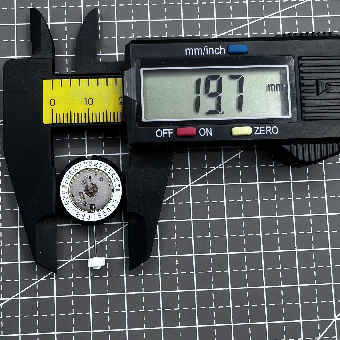 Ronda 585 Swiss quartz watch movement with date at 6 o'clock, precision timekeeping.