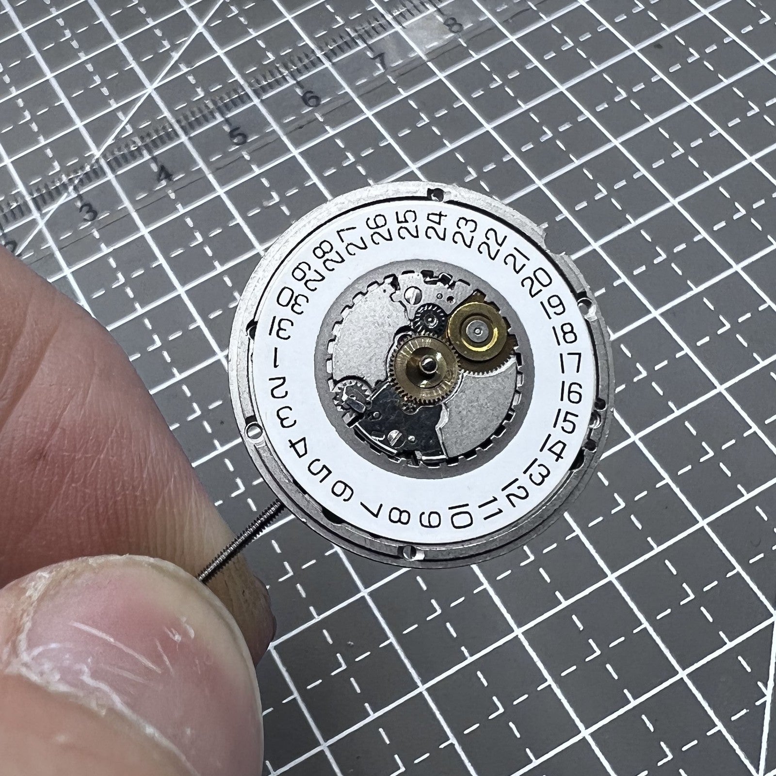 ETA 955.414 Quartz Uhrwerk mit silberner Oberfl�che und Kalenderanzeige bei 3 Uhr