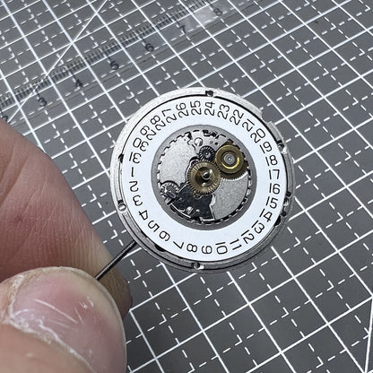 ETA 955.414 Quartz Uhrwerk mit silberner Oberfl�che und Kalenderanzeige bei 3 Uhr