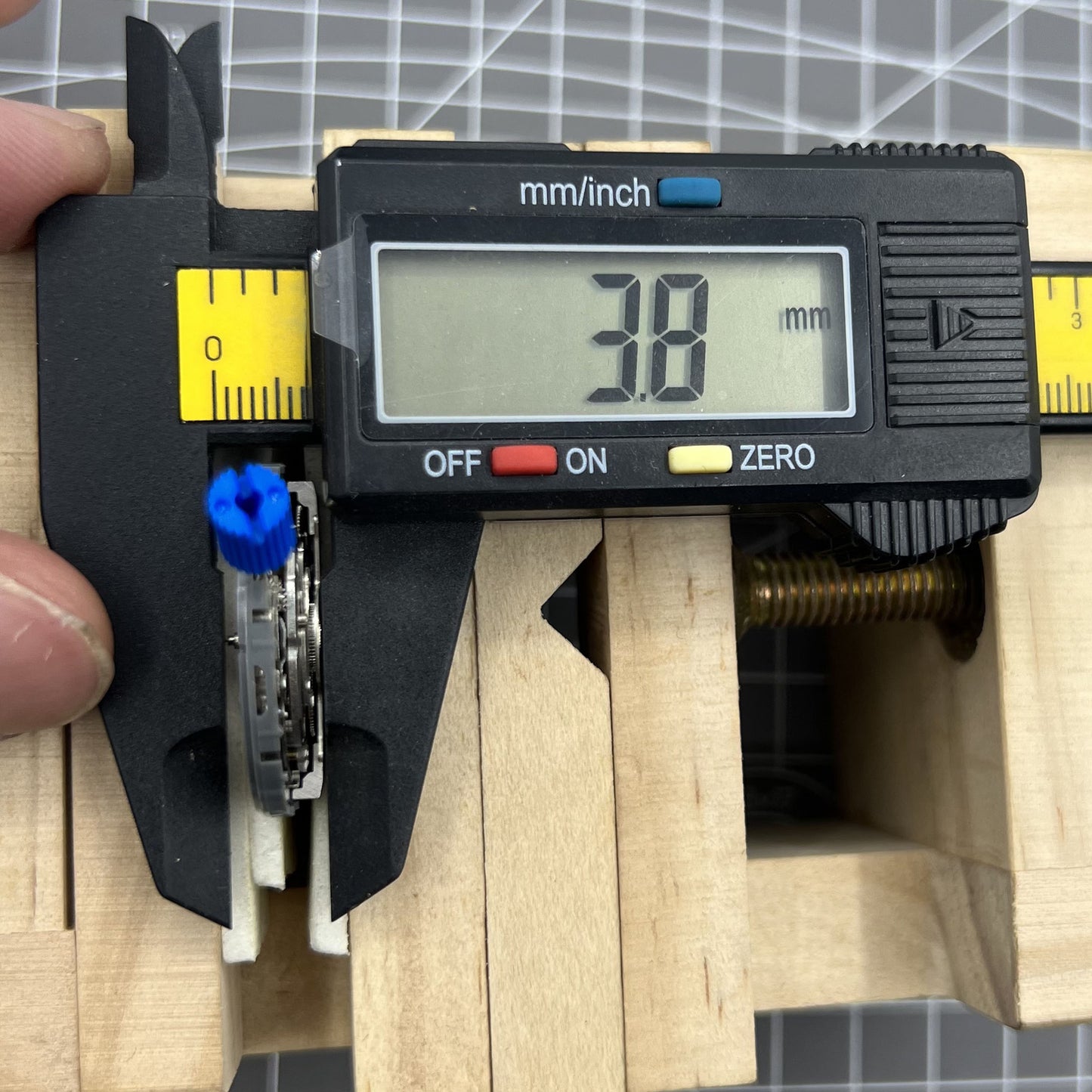 Automatisches NH34 GMT Uhrwerk mit schwarzer Scheibe arabische Zahlen Sekundenstopp