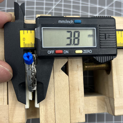 Automatisches NH34 GMT Uhrwerk mit schwarzer Scheibe arabische Zahlen Sekundenstopp
