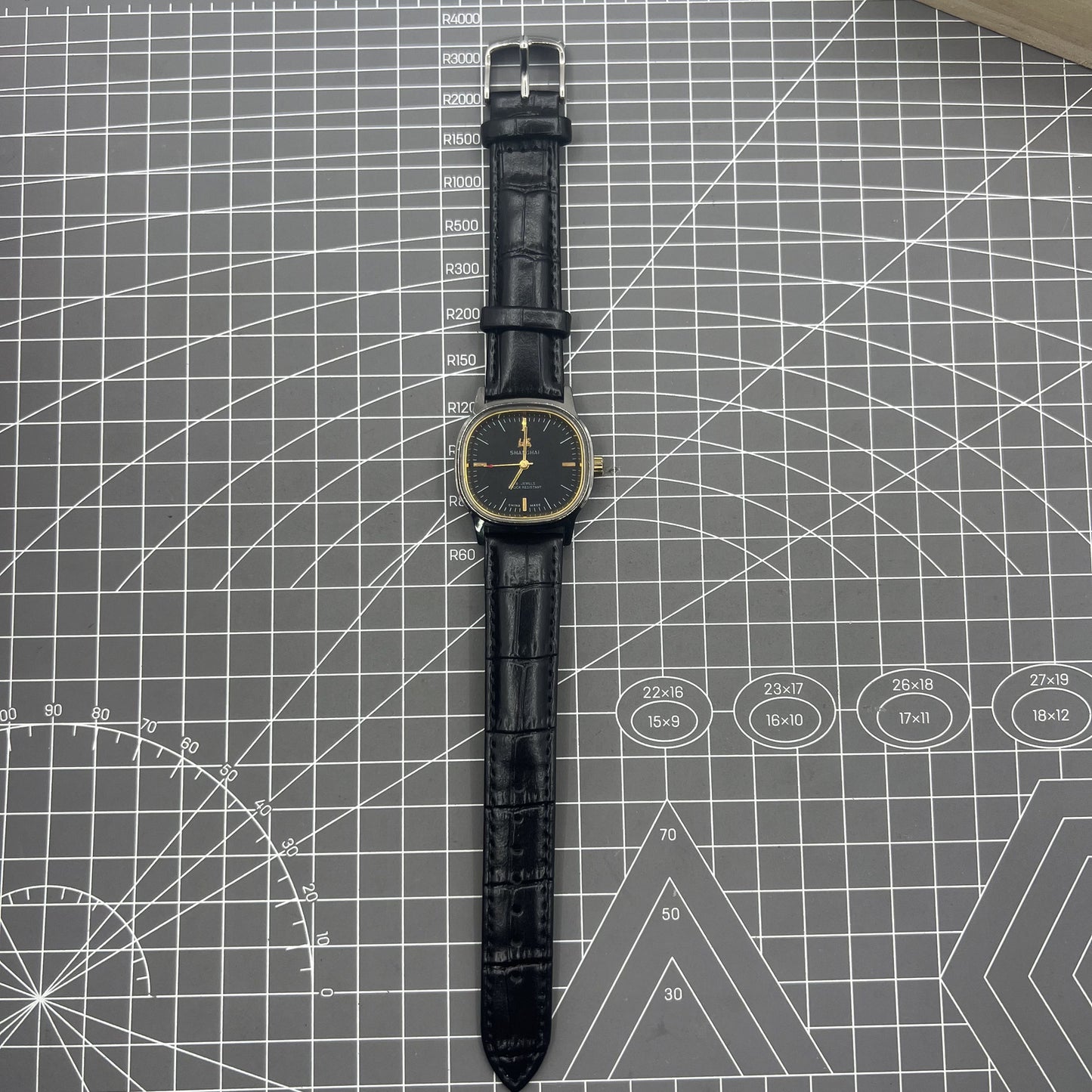 Mechanische Manuelle Uhr 34mm mit schwarzem Zifferblatt, 19 Steine, sto�fest, von Shanghai f�r pr�zise Zeitmessung.