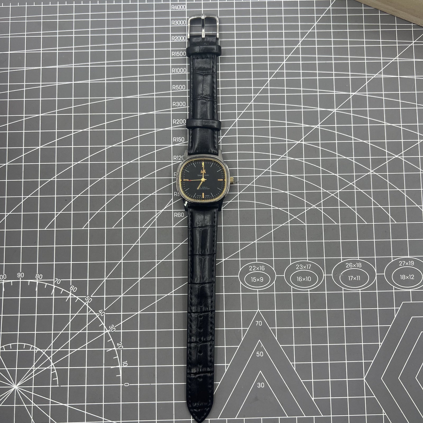 Mechanische Manuelle Uhr 34mm mit schwarzem Zifferblatt, 19 Steine, sto�fest, von Shanghai f�r pr�zise Zeitmessung.