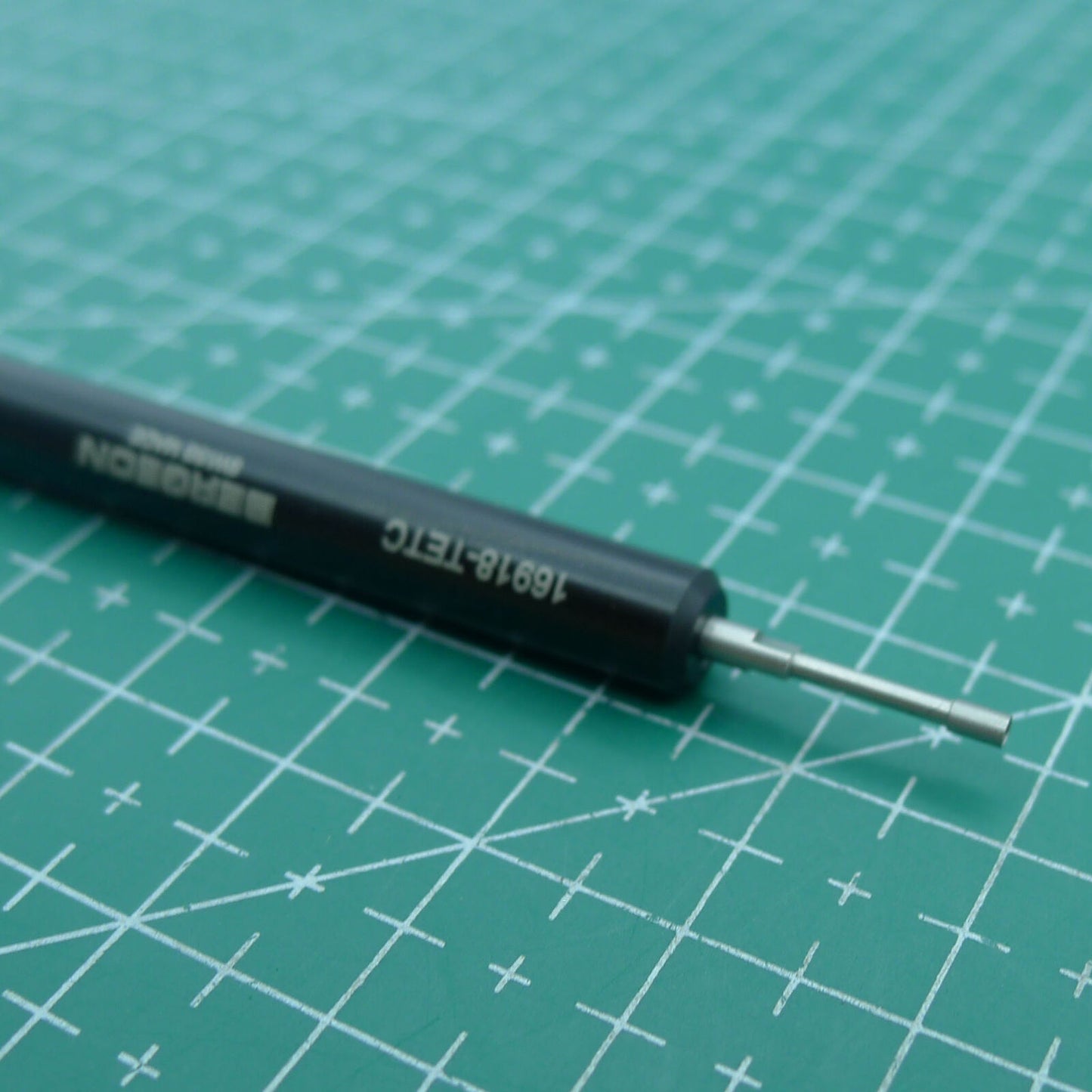 Bergeon 16918-TETC precision screwdriver for ETACHRON adjustments, essential watchmaker tool for fine tuning.