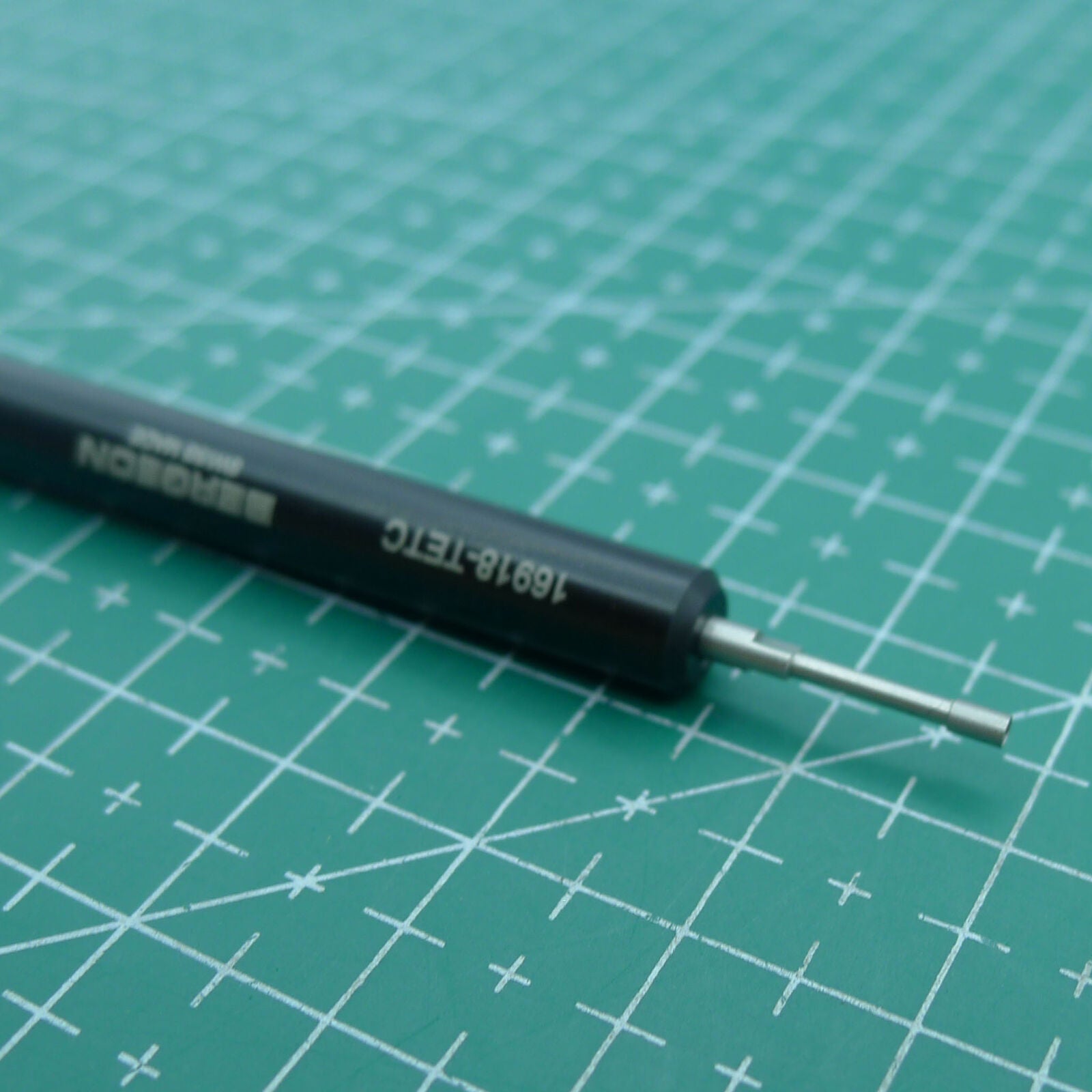 Bergeon 16918-TETC precision screwdriver for ETACHRON adjustments, essential watchmaker tool for fine tuning.