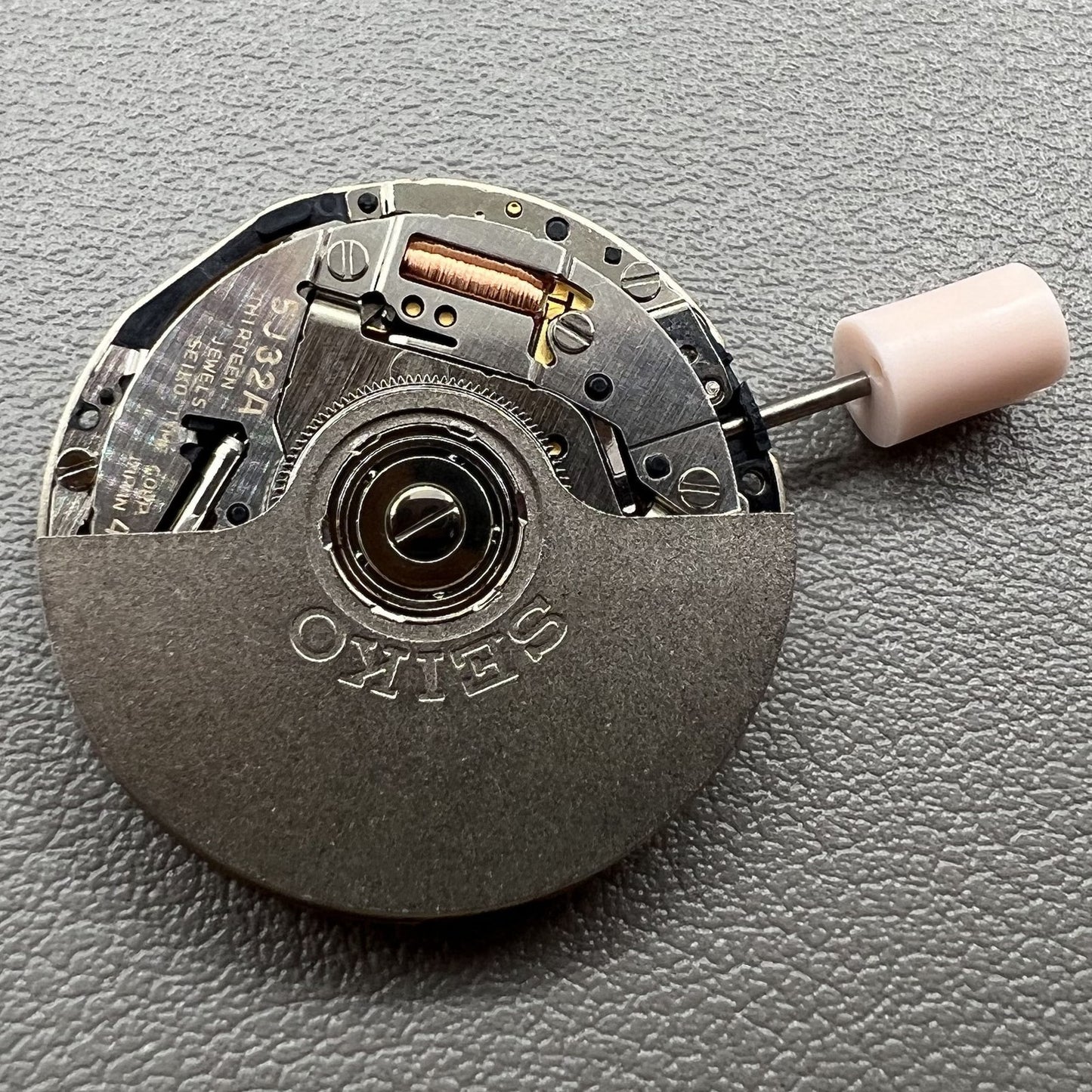 Seiko 5J32A quartz watch movement with black disk and single calendar, ensuring precise timekeeping accuracy.