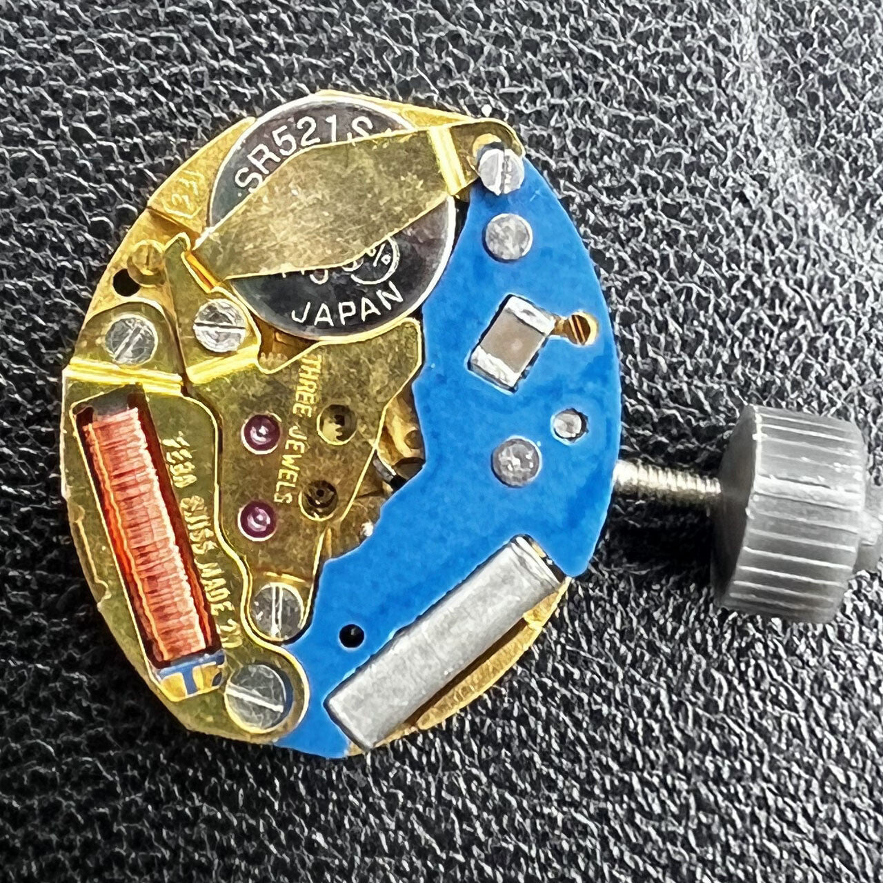 Quartzwerk ETA980 003 Uhrwerk aus der Schweiz mit blauem Schaltkreis und zwei Zeigern von Quartzwerk