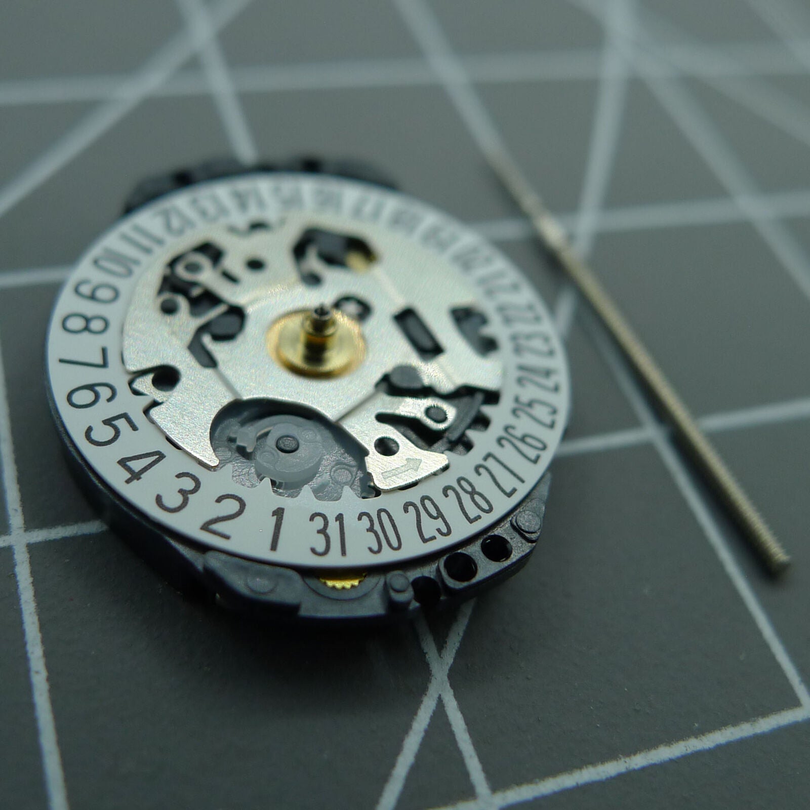 Japan Made Hattori Epson TMI VX82 Quartz watch movement with date display at 6 o?clock.