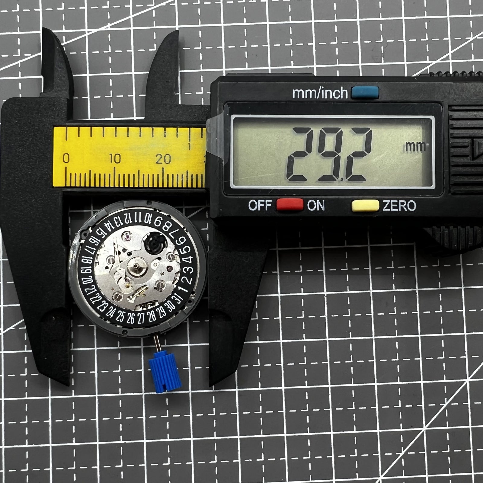 SEIKO NH35 Automatik-Uhrwerk mit schwarzem Zifferblatt und Datumsanzeige bei 3 Uhr, ideal f�r Uhrenliebhaber.