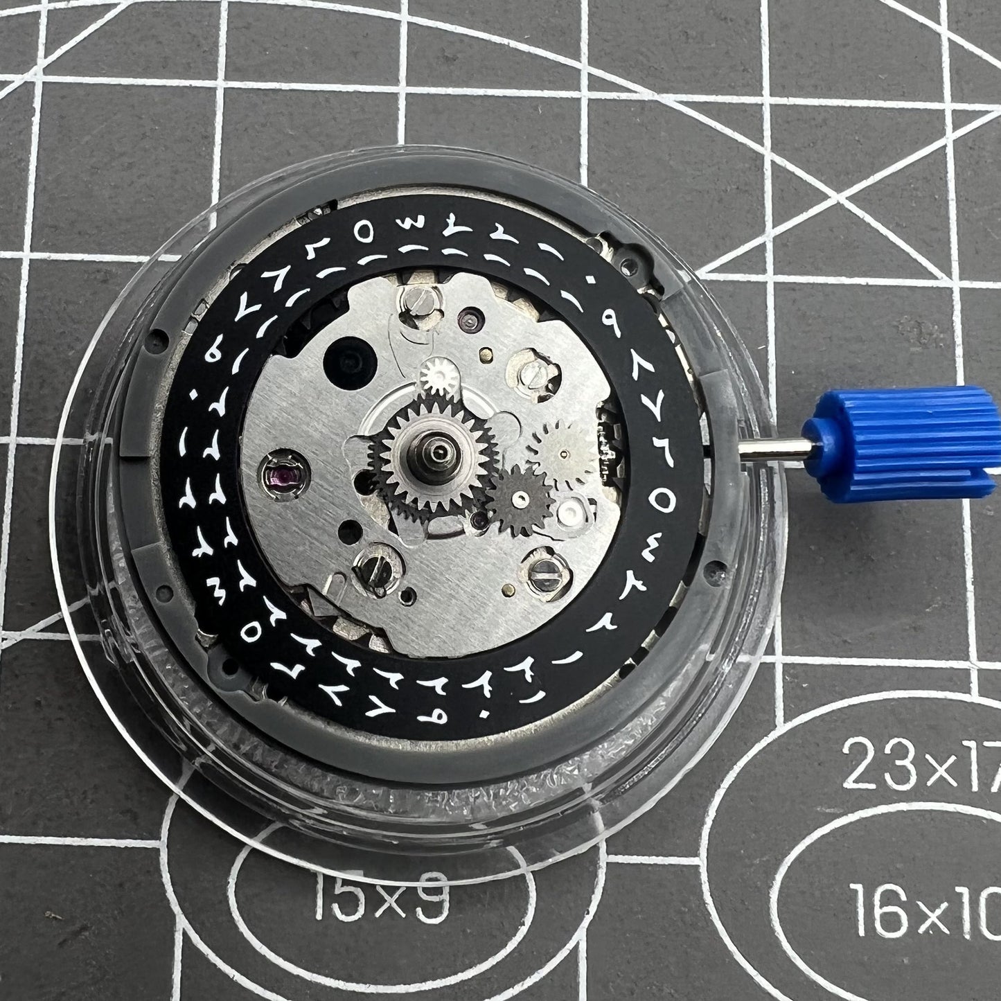 Automatisches NH34 GMT Uhrwerk mit schwarzer Scheibe arabische Zahlen Sekundenstopp