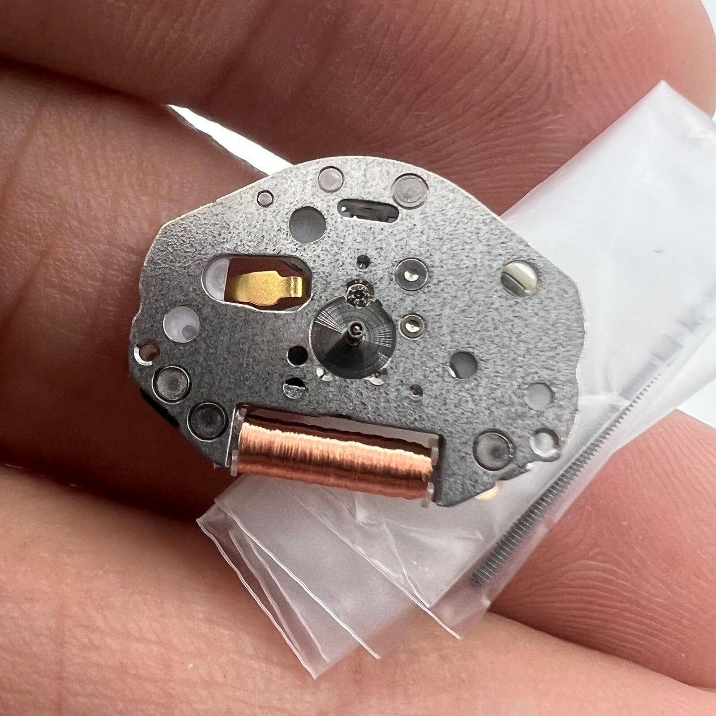 Miyota 2039 quartz movement with high pinion and watch stem for precise timekeeping.