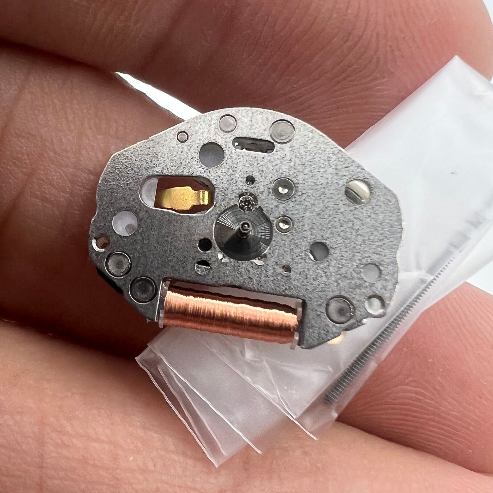 Miyota 2039 quartz movement with high pinion and watch stem for precise timekeeping.