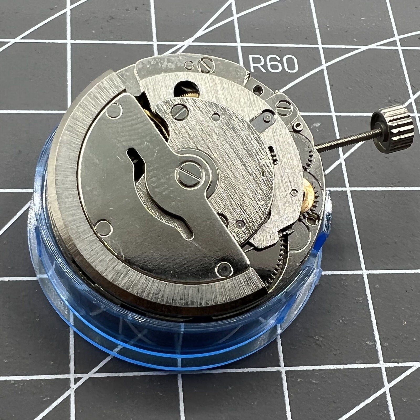 ST1612 mechanical watch movement with automatic calendar display, precise and durable mechanism.