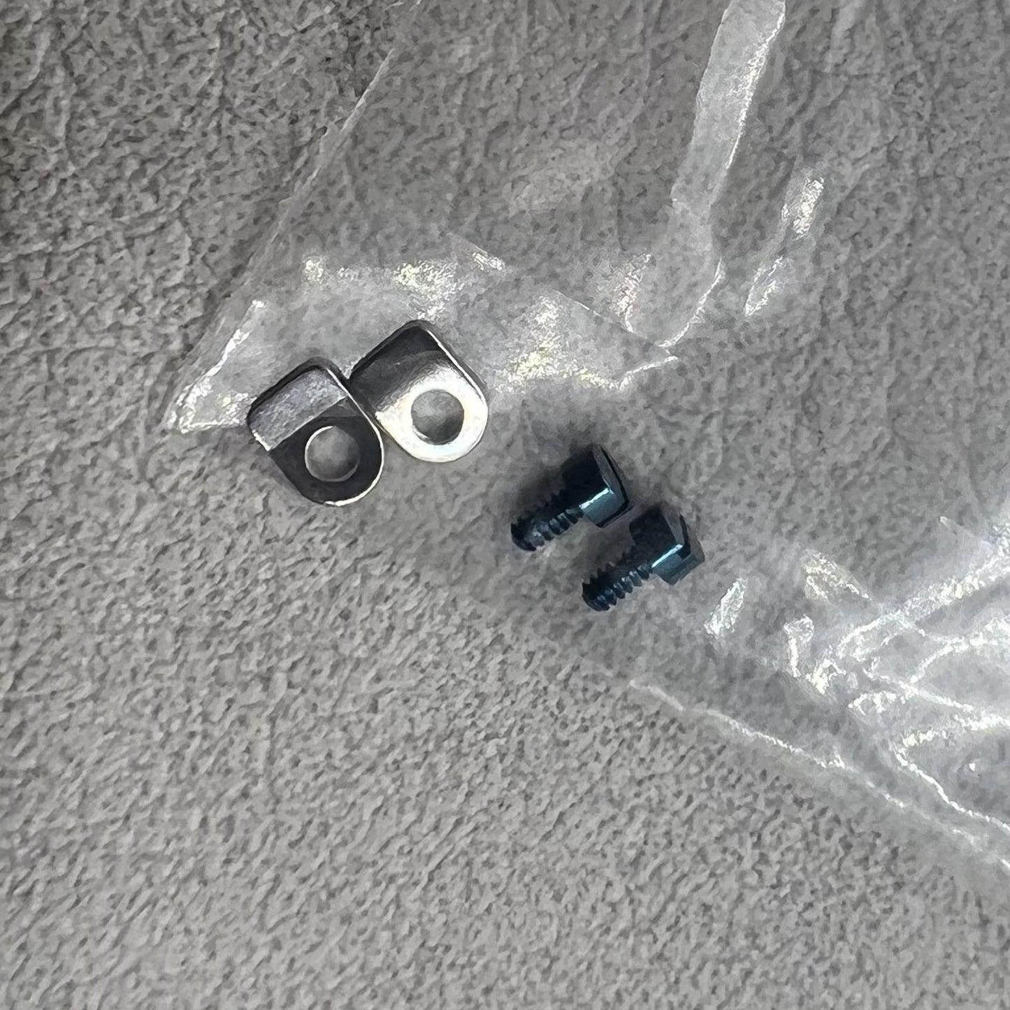 Blaue Schrauben 4 Stück und Silberne Klemmen 4 Stück passend für Seagull ST3600