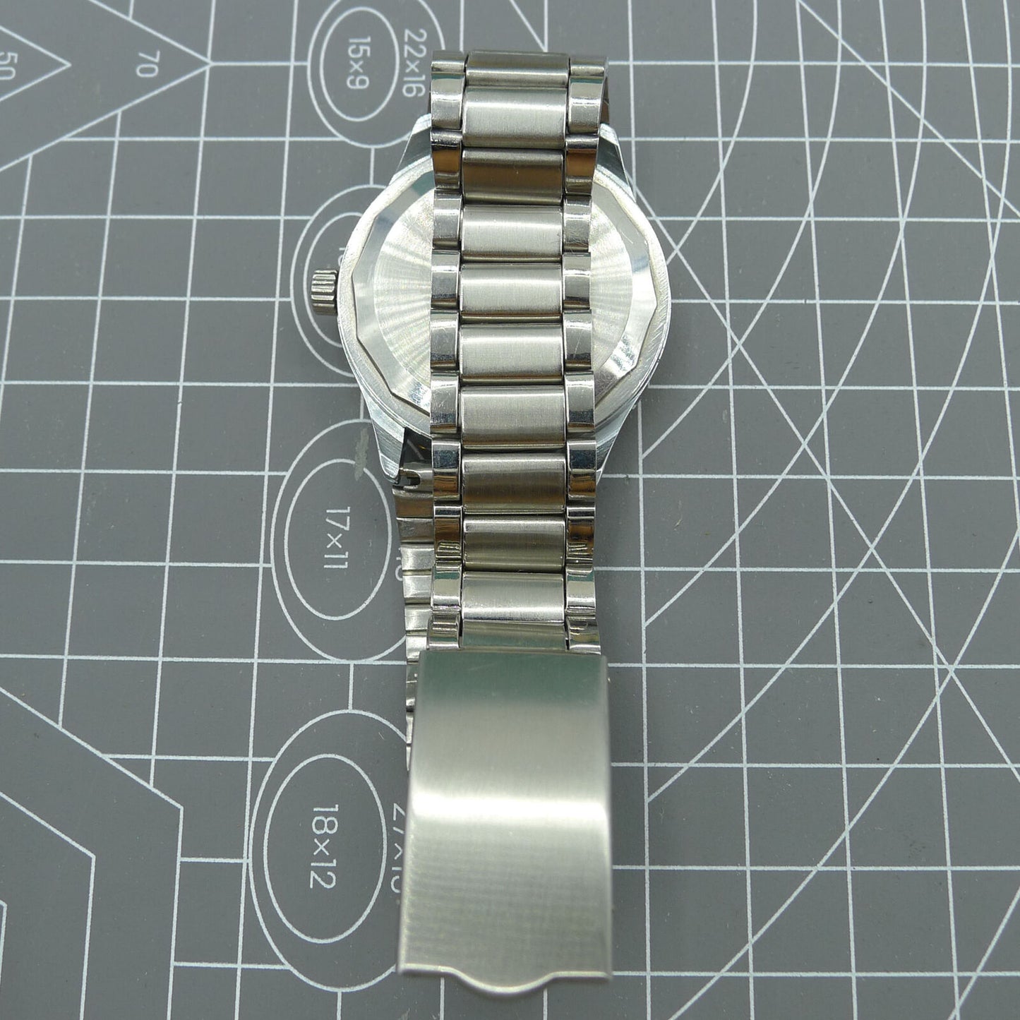 Shanghai Factory 36.5mm manual mechanical watch with 19 jewels, shock-resistant for lasting precision and style.