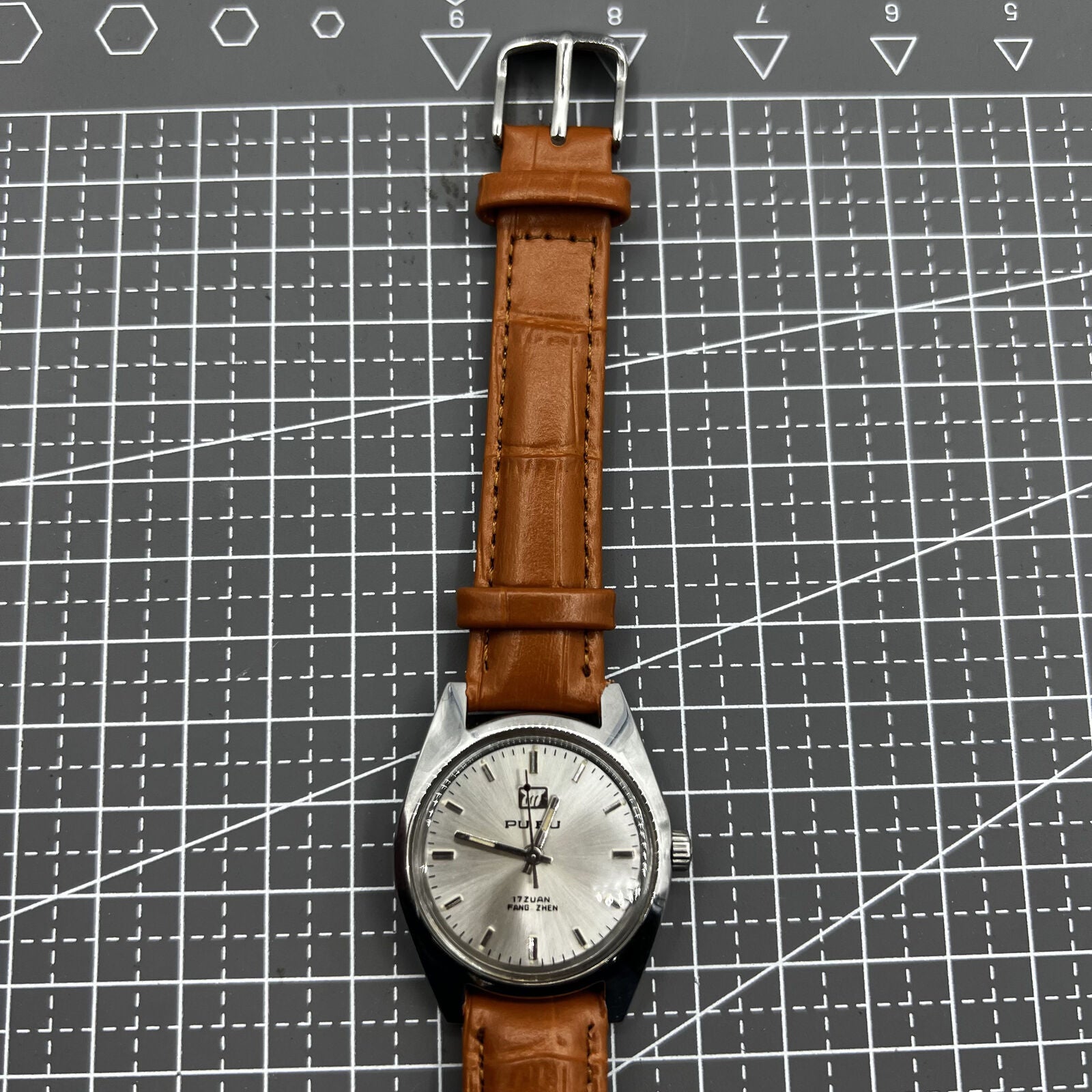 PUBU 32mm manual mechanical watch, grey dial with 17 jewels, elegant nail indices, Chinese craftsmanship.