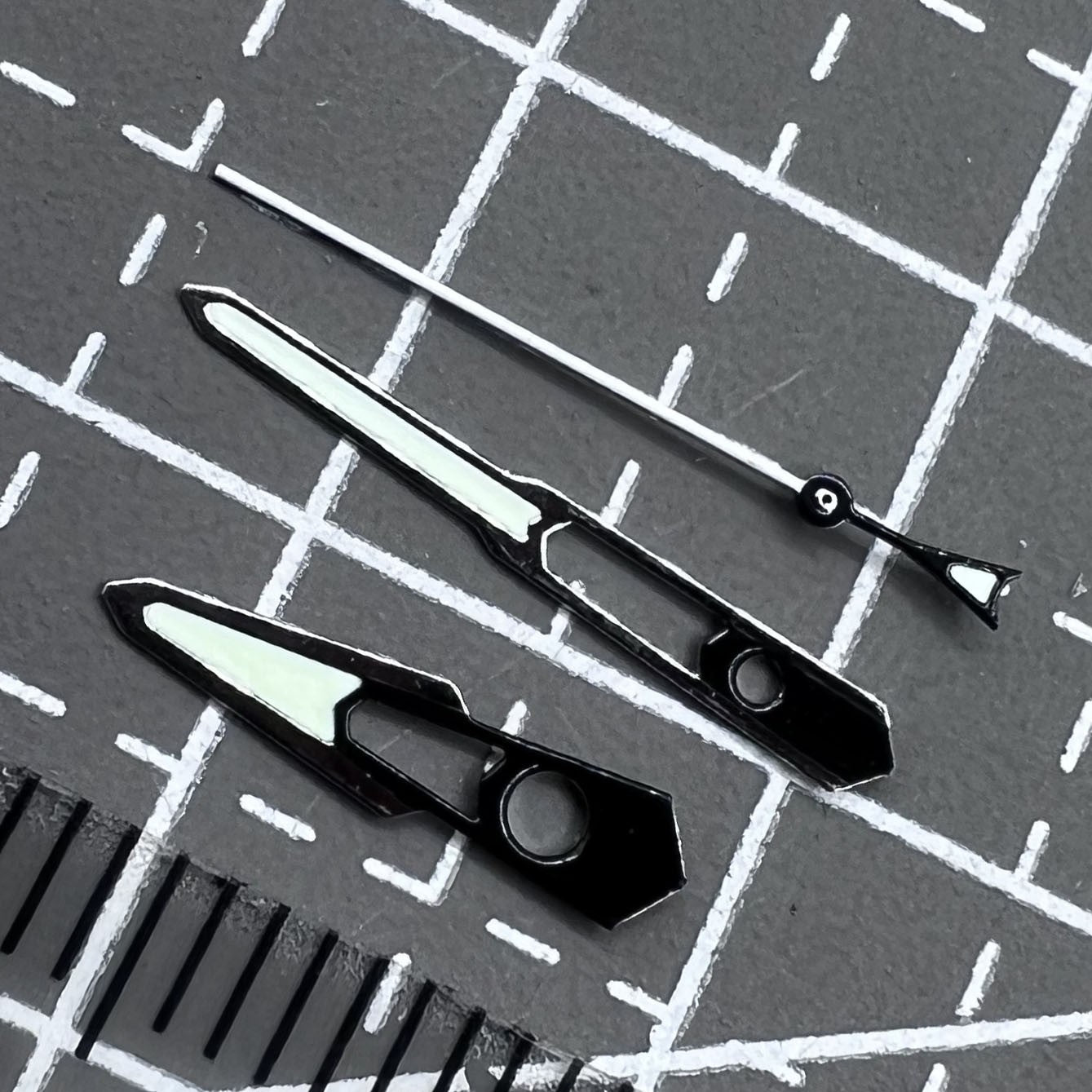 Silberne gr�ne Leuchtzeiger 13mm Hohlschnitt mit schwarzer Umrandung f�r NH35 Uhrwerke von