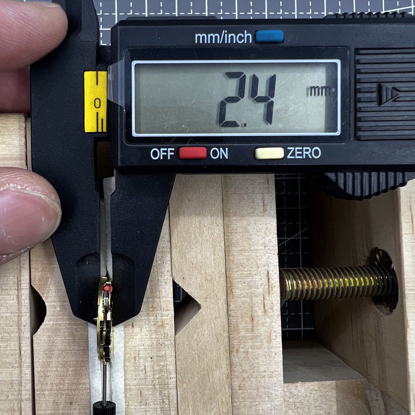 ETA Quarzwerk F03.115 Uhrwerk mit 3 Zeigern und Datum bei 3 Uhr f�r Armbanduhren